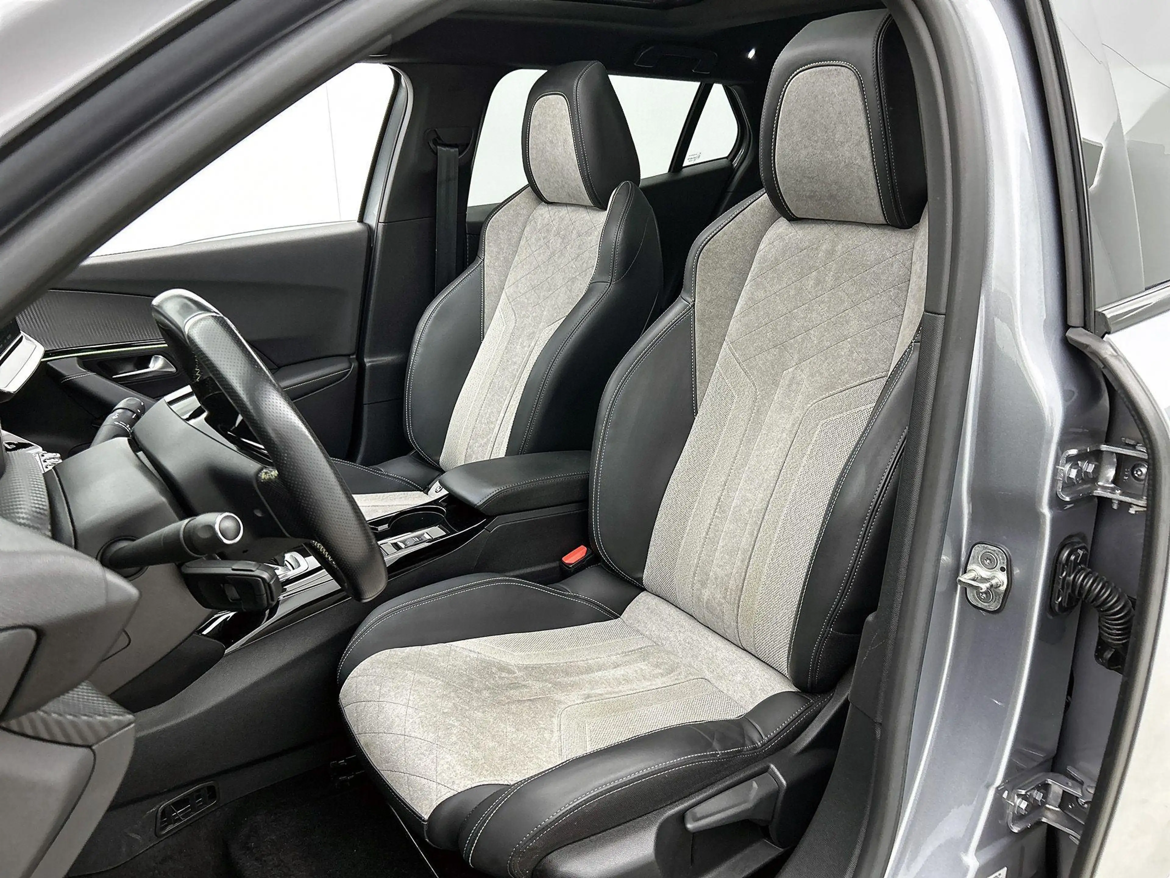 Peugeot e-2008 SUV EV GT Pack 50 kWh 136pk | Accu 93% | Navigatie — photo 11