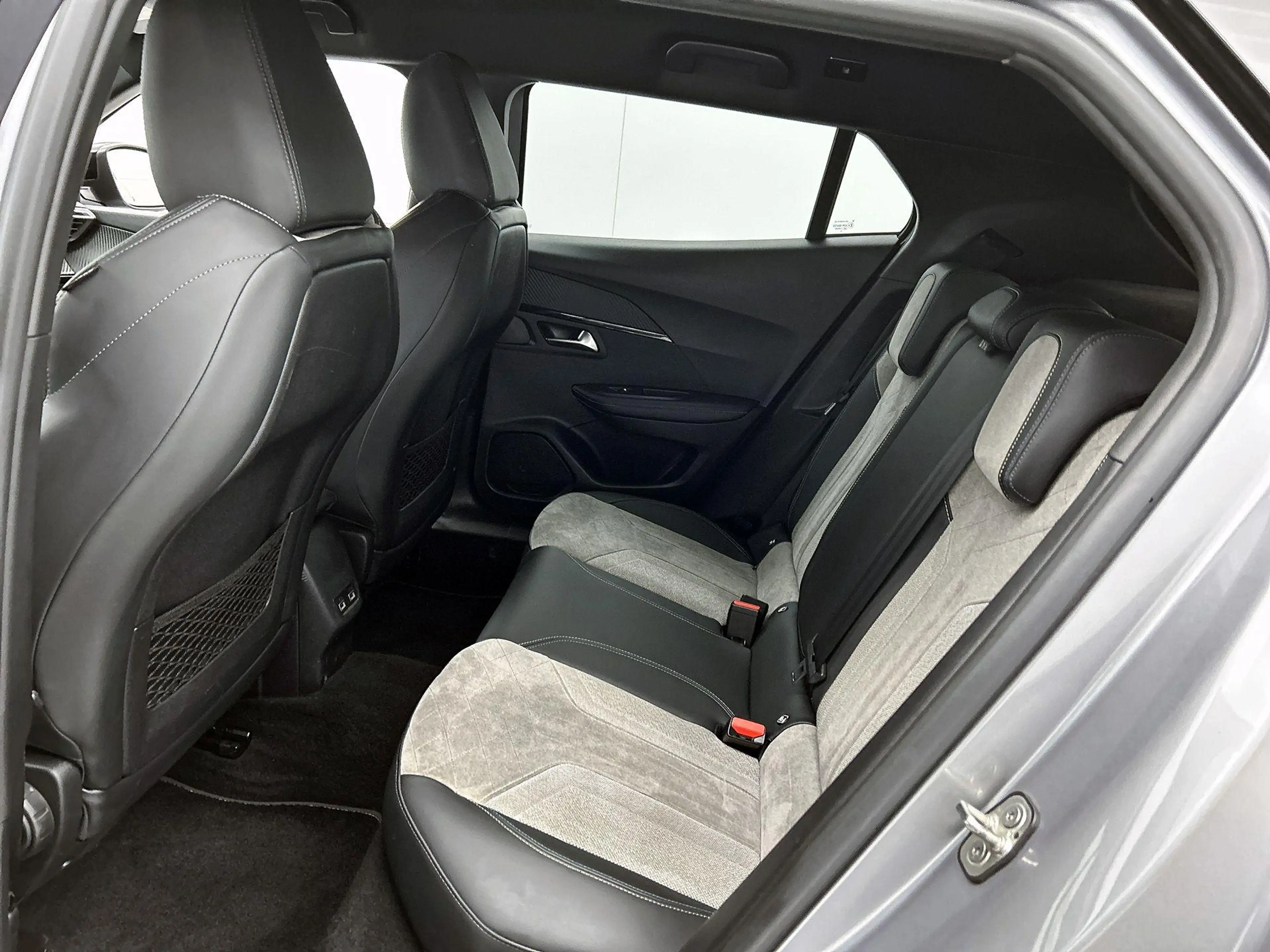 Peugeot e-2008 SUV EV GT Pack 50 kWh 136pk | Accu 93% | Navigatie — photo 15