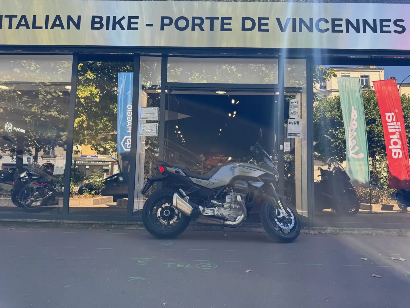 Moto Guzzi V 100 Gris - 1
