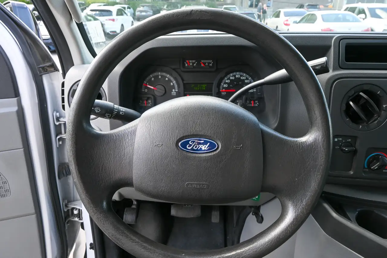 Ford E-Series Cutaway снимка Ford E-Series Cutaway