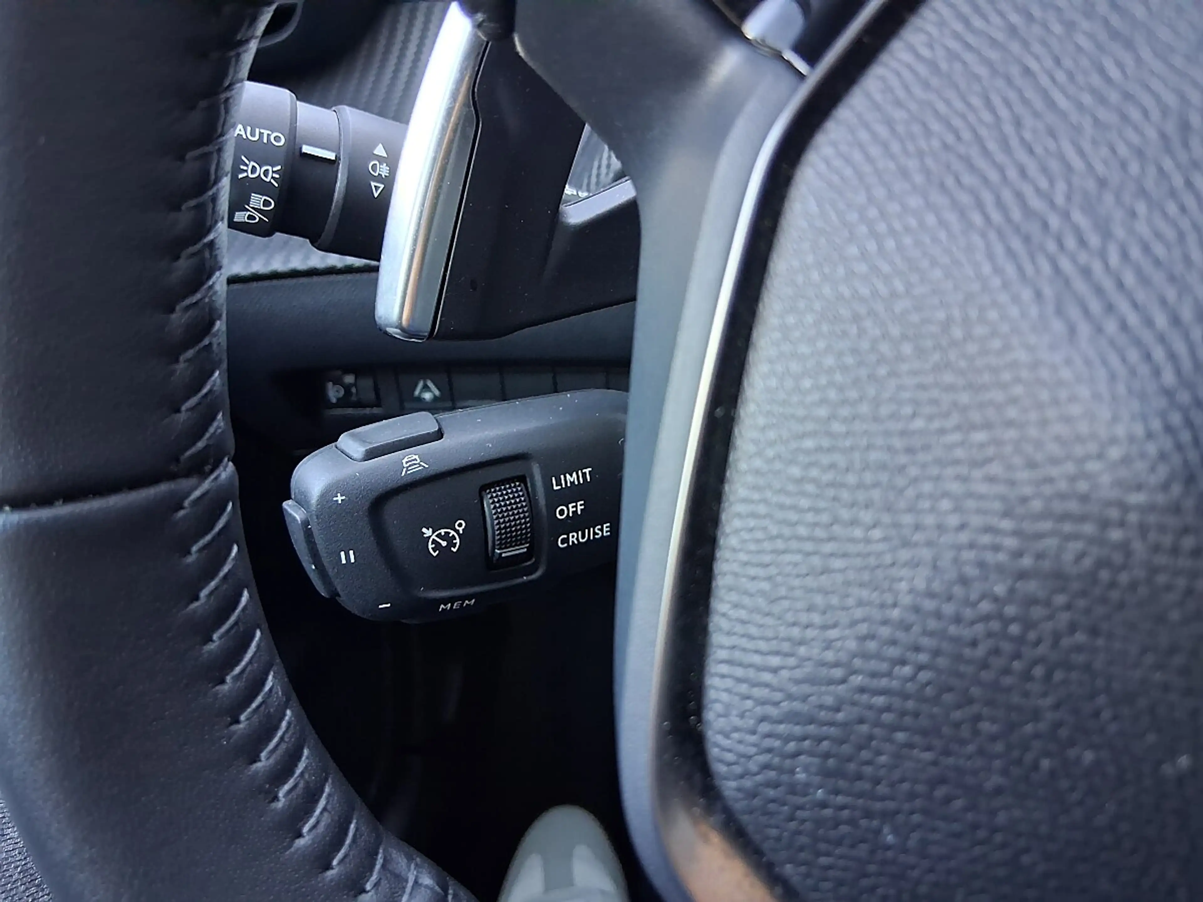 Peugeot 208 Hybrid 110 e-DCS6 Allure — photo 10