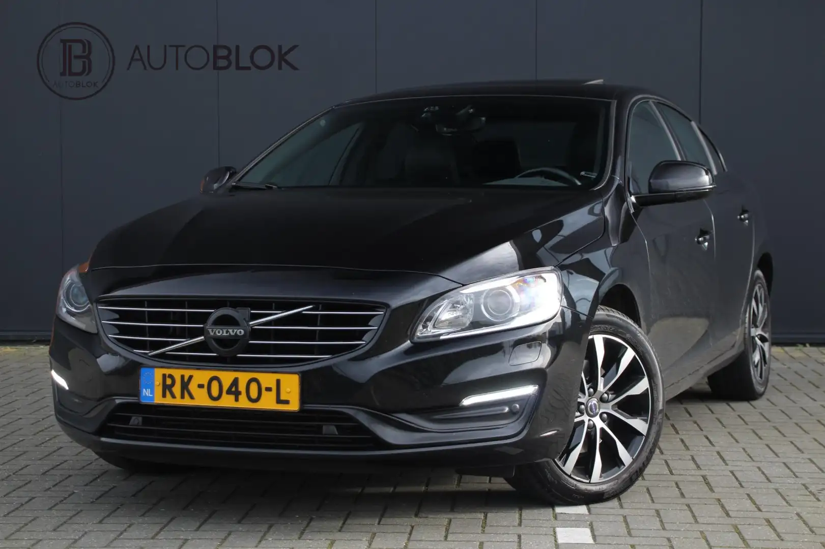 Volvo S60 2.0 T3 Polar+ Dynamic | Panoramadak | Stoelverwarm Schwarz - 1