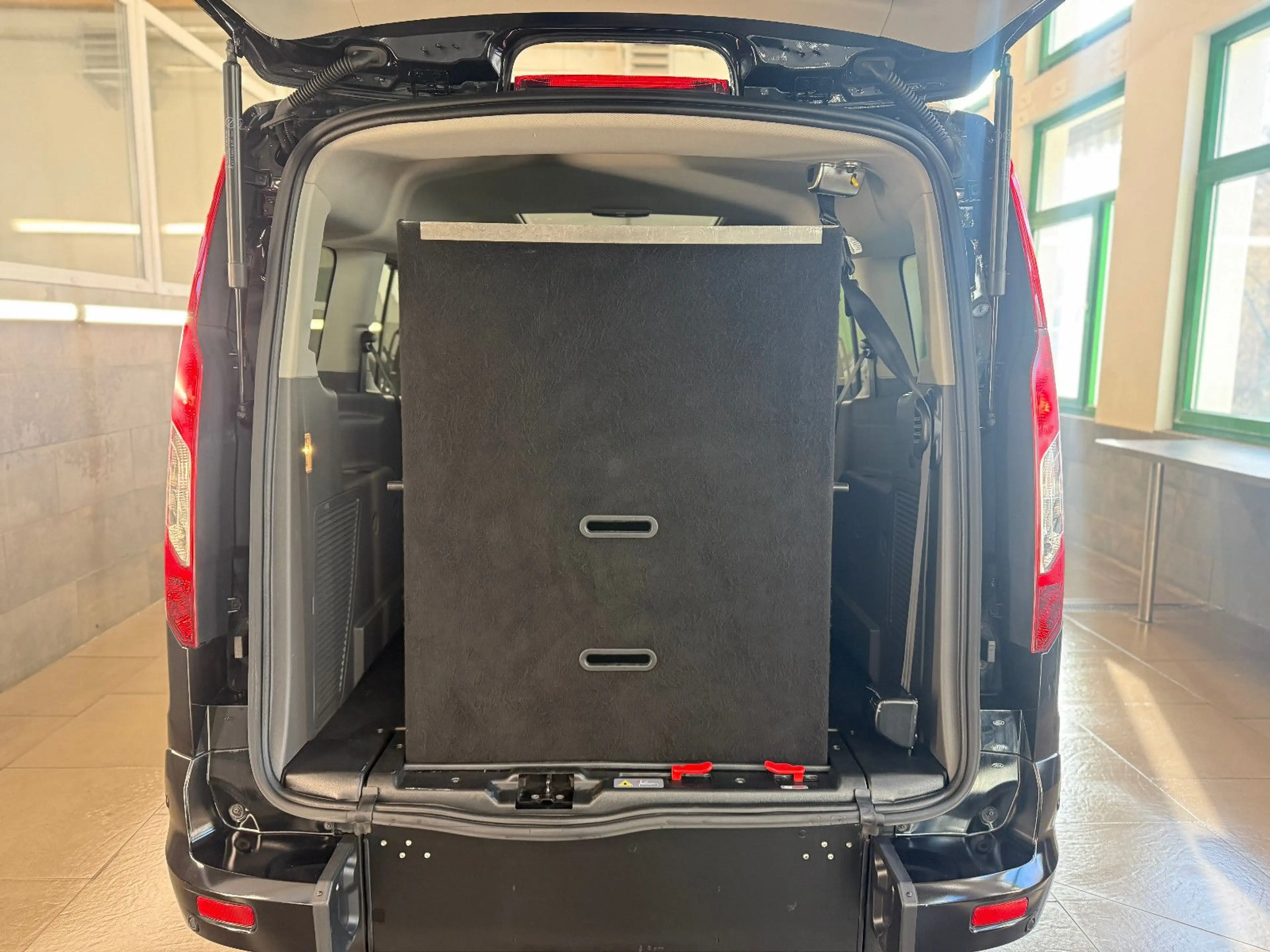 Ford Grand Tourneo 5 J. Garantie Rampe Rollstuhlrampe — photo 11