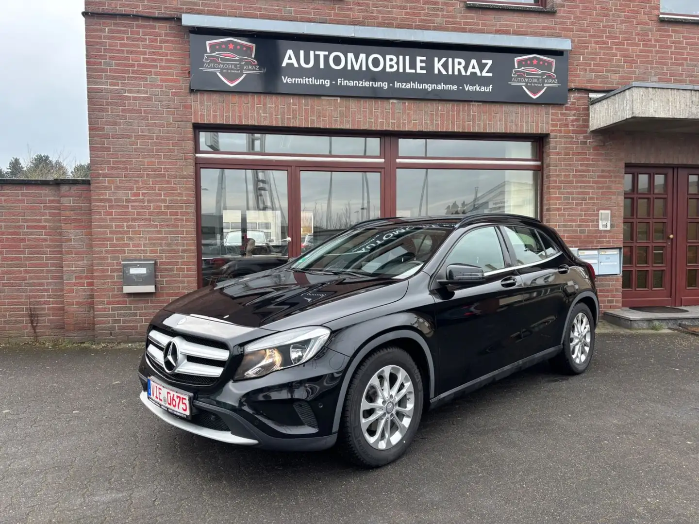 Mercedes-Benz GLA 200 CDI / d SHZ PDC TEMP KAMERA AHK NAVI Noir - 1