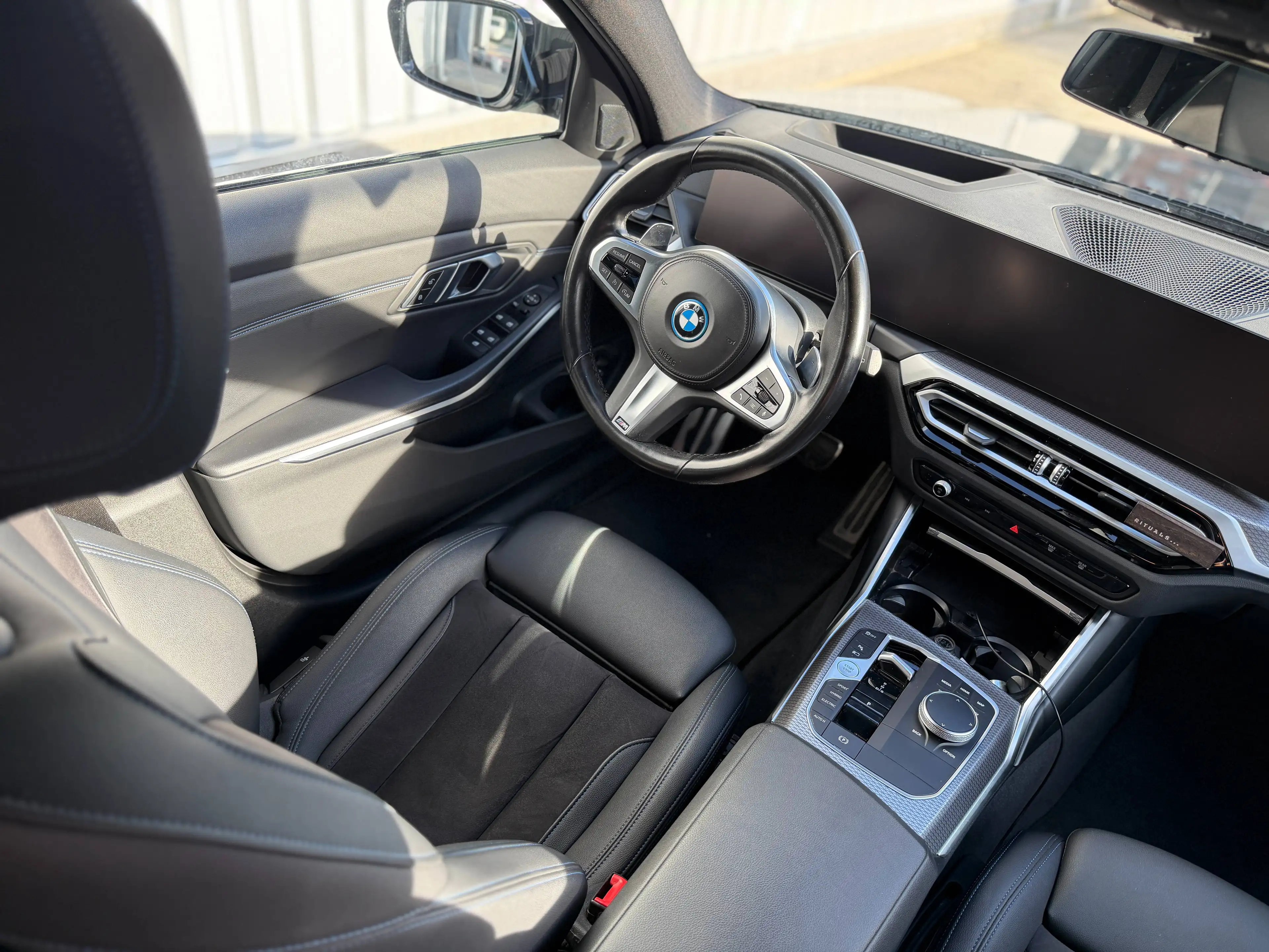 BMW 330 PHEV - Xdrive - Laserlichten - HUD - Camera - Carplay - Keyless - Extra set velgen — photo 11
