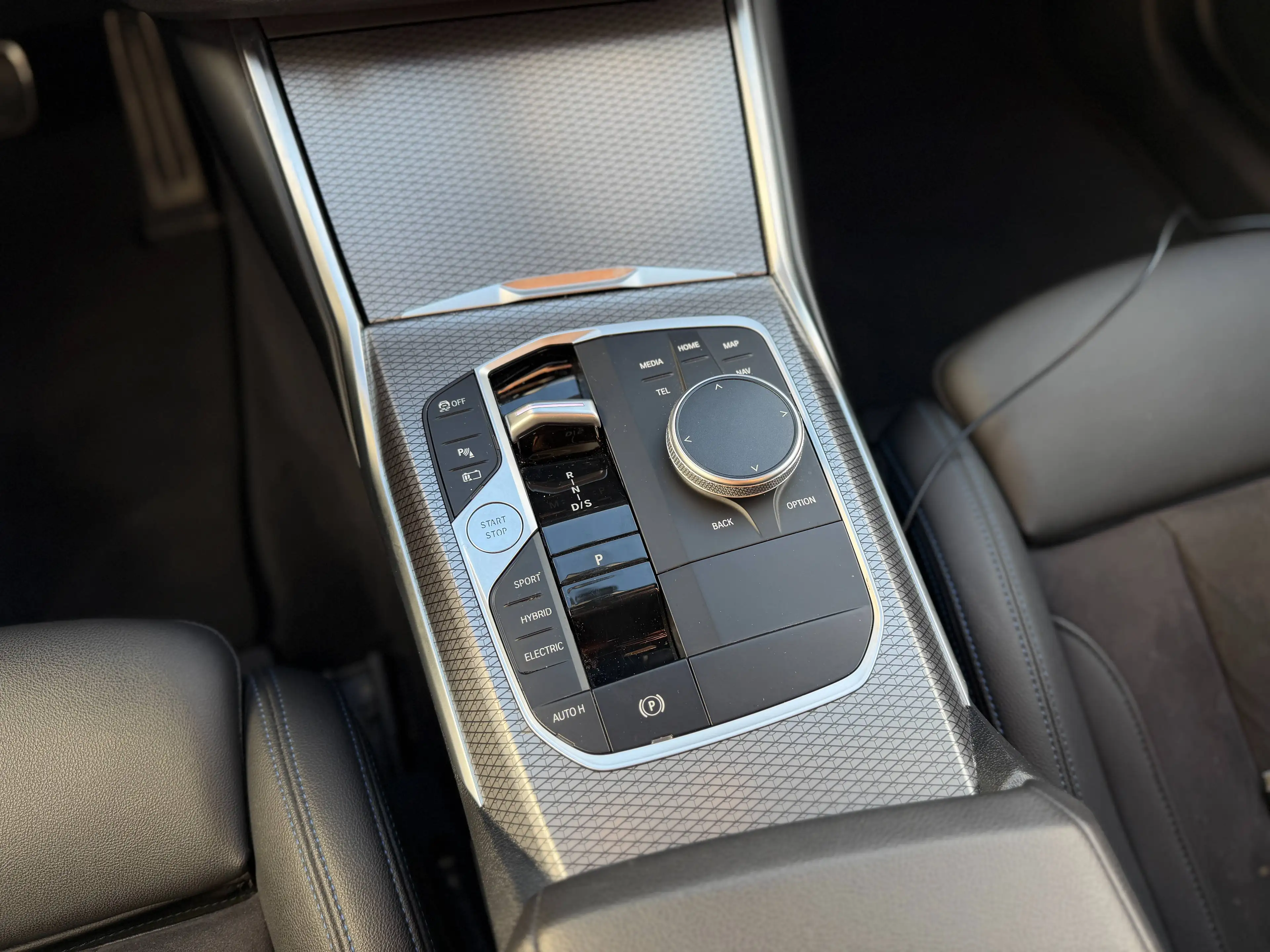 BMW 330 PHEV - Xdrive - Laserlichten - HUD - Camera - Carplay - Keyless - Extra set velgen — photo 13
