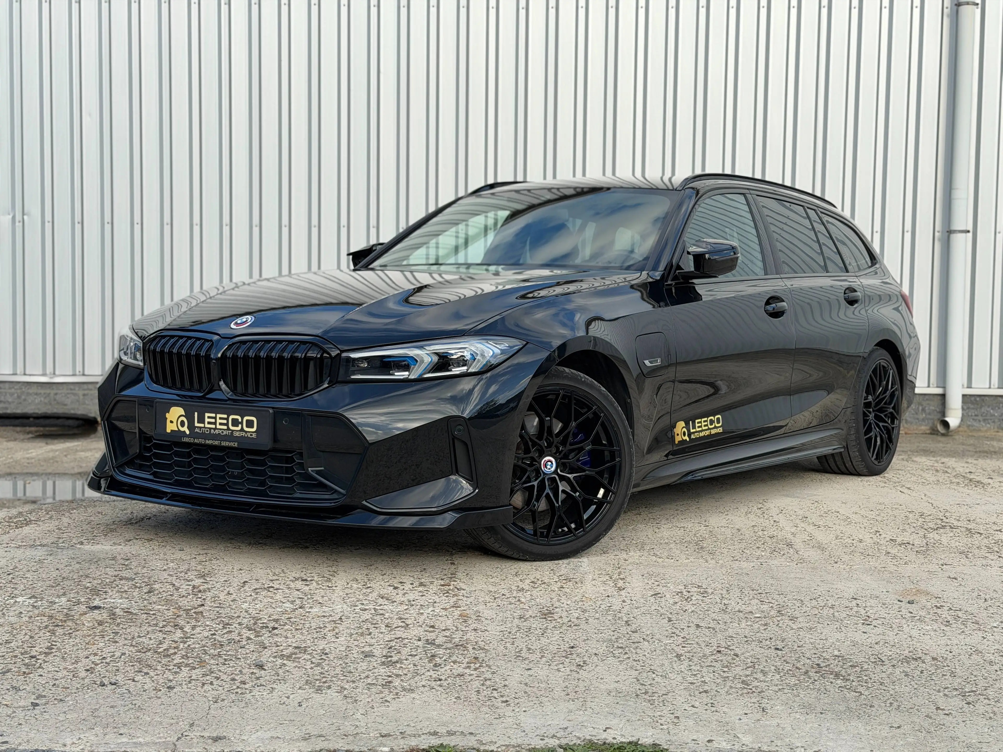 BMW 330 PHEV - Xdrive - Laserlichten - HUD - Camera - Carplay - Keyless - Extra set velgen