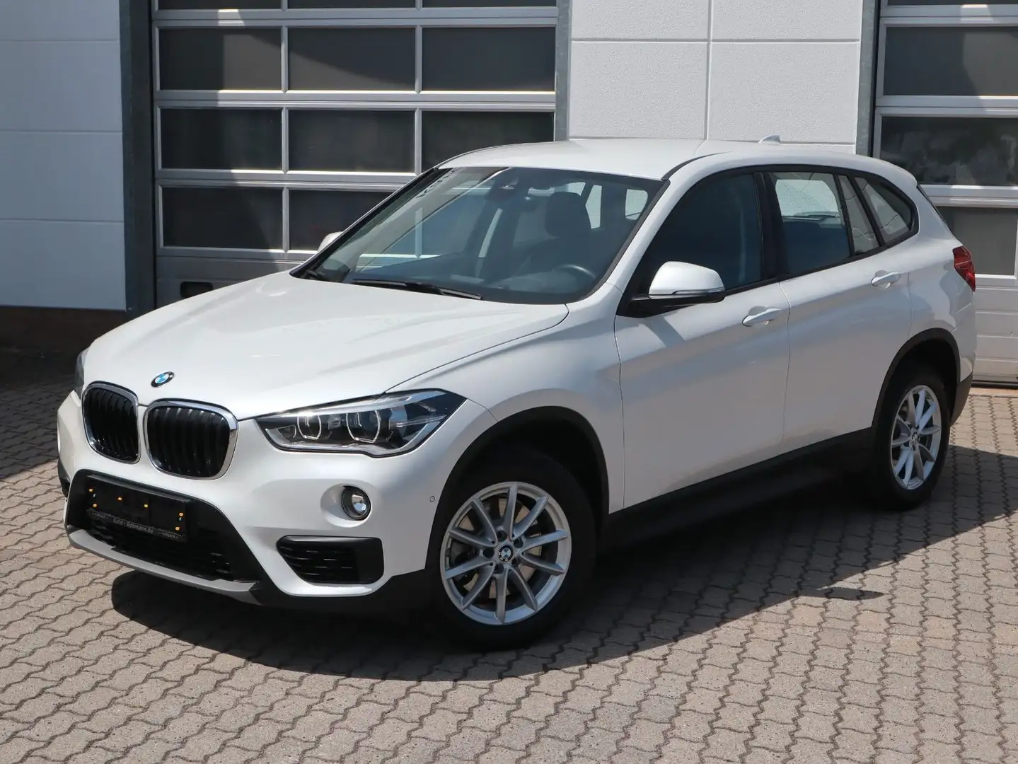 BMW X1 sDrive 20 i Advantage Weiß - 2