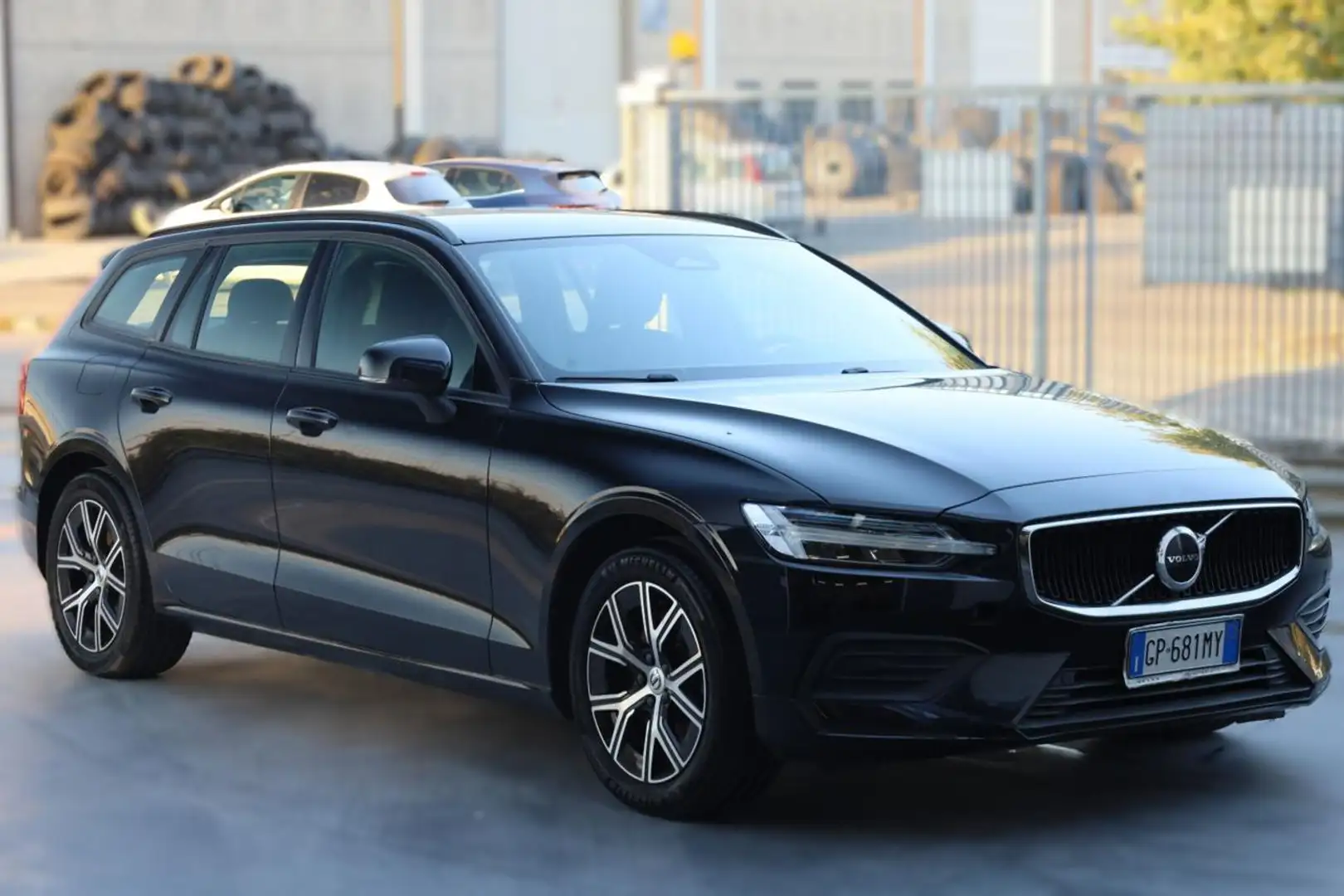 Volvo V60 NON MARCIANTE B3 automatico Essential PREZZO NETTO Noir - 1