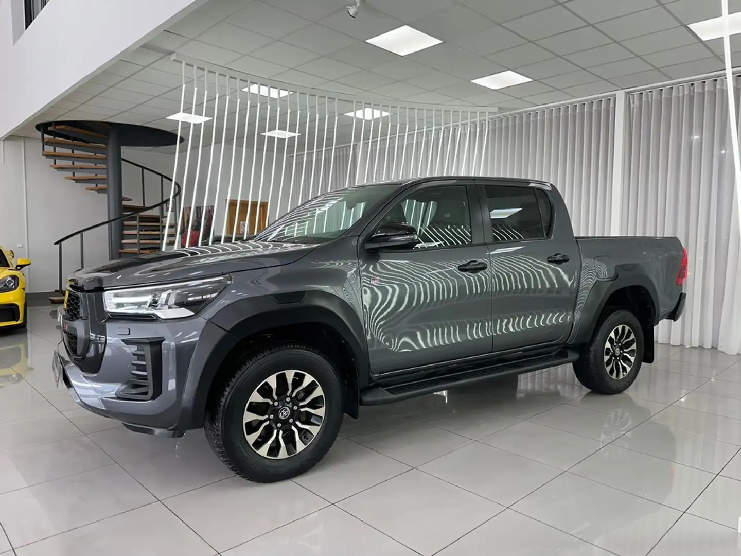 Toyota Hilux 2.8 D-4D 204CV C.Dobl GR Sport AT HVO100 Gris - 2