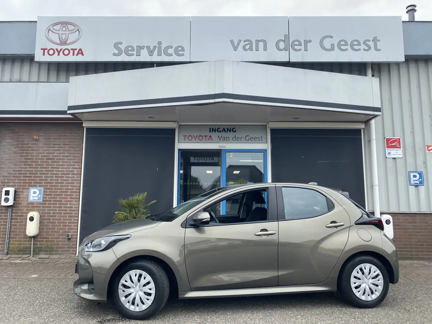 Toyota Yaris 1.5 Hybrid Active Groen - 1