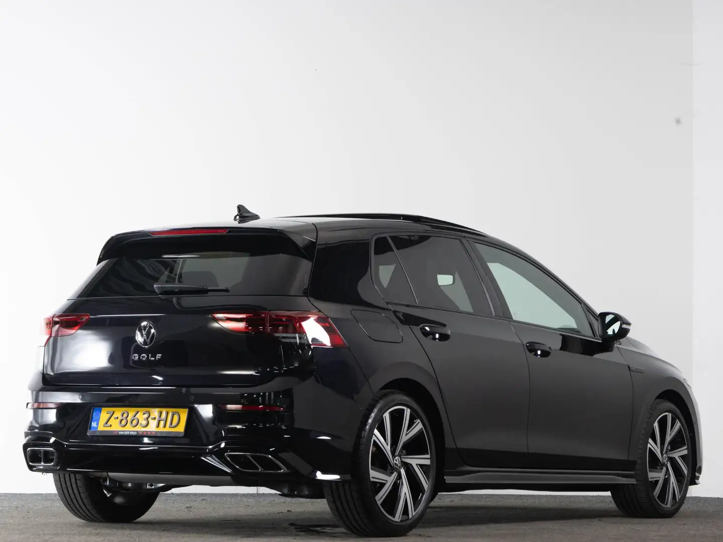Volkswagen Golf R-Line 1.5 eTSI 150 pk AUTOMAAT | LED IQ | Panoram Zwart - 2