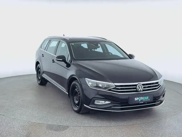 Volkswagen Passat view 3
