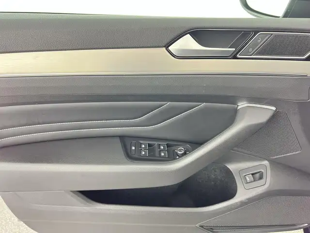 Volkswagen Passat view 11