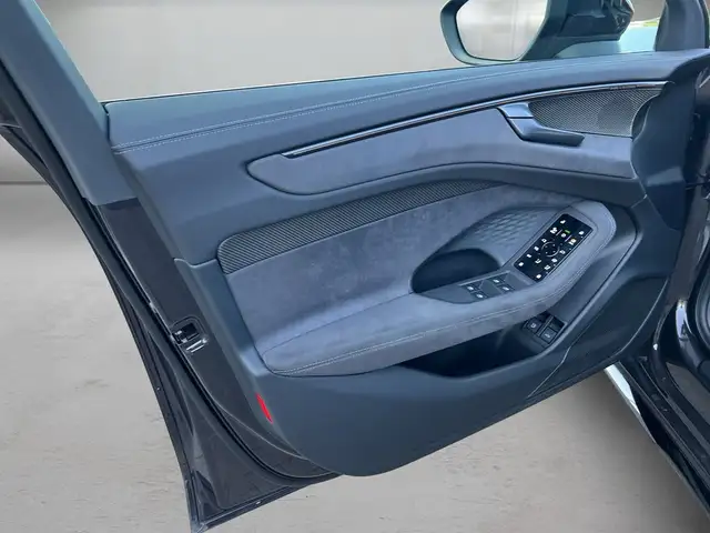 Audi A6 view 6