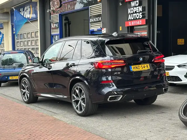 BMW X5 view 2