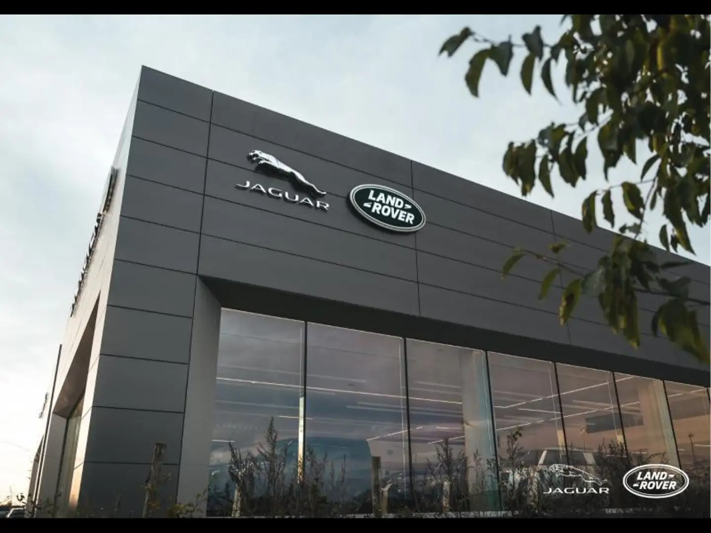 Land Rover Defender 130 - 3.0D I6 - D300 X-Dynamic Noir - 2