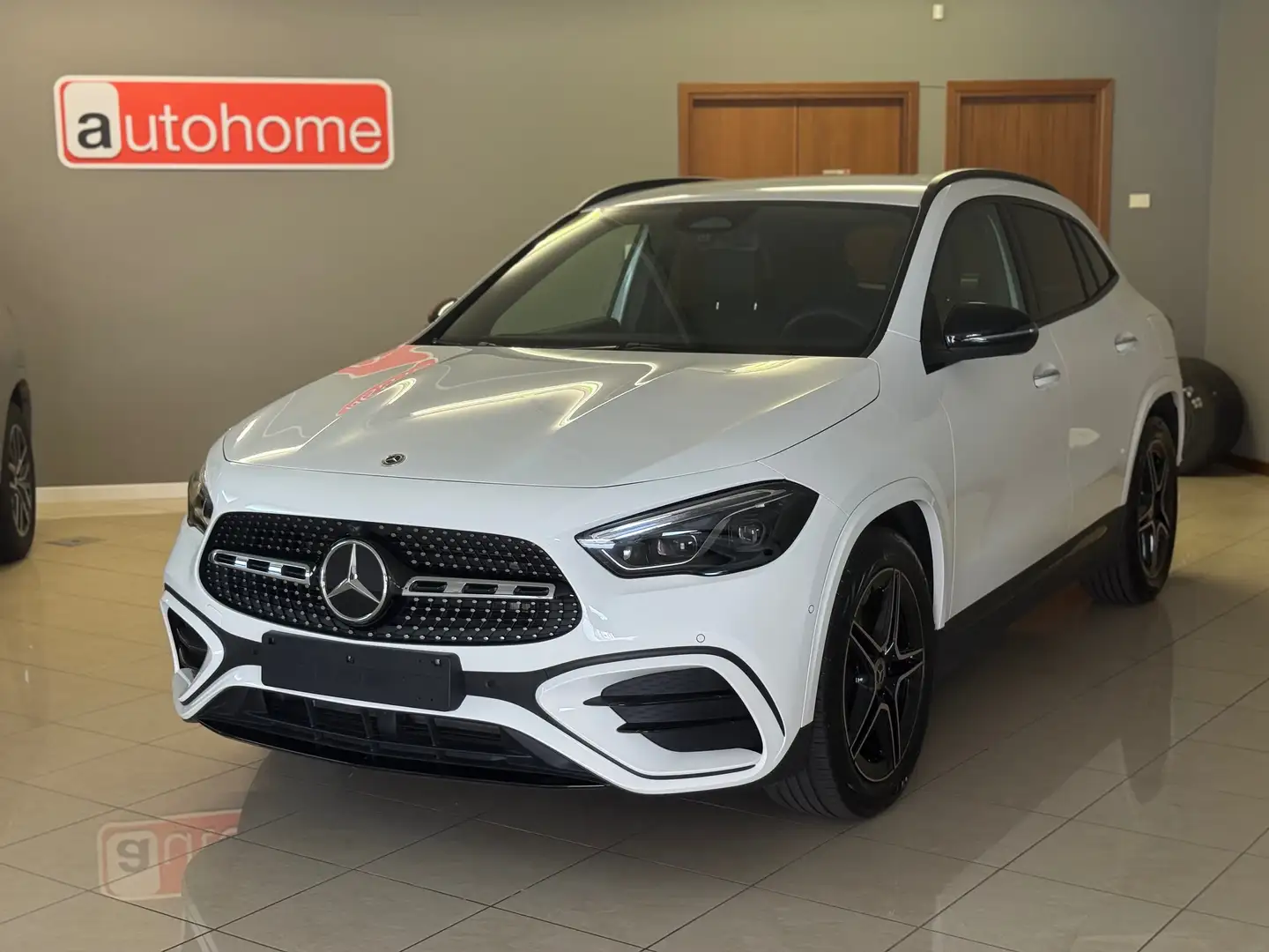 Mercedes-Benz GLA 180 GLA 180d AMG Line Premium auto+ IVA NEOPATENTATO Wit - 1