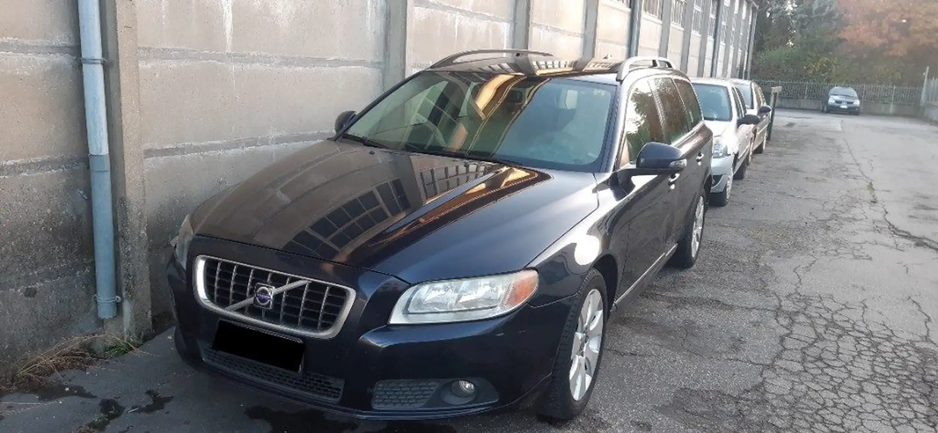 Volvo V70 2.0 D Momentum Schwarz - 1