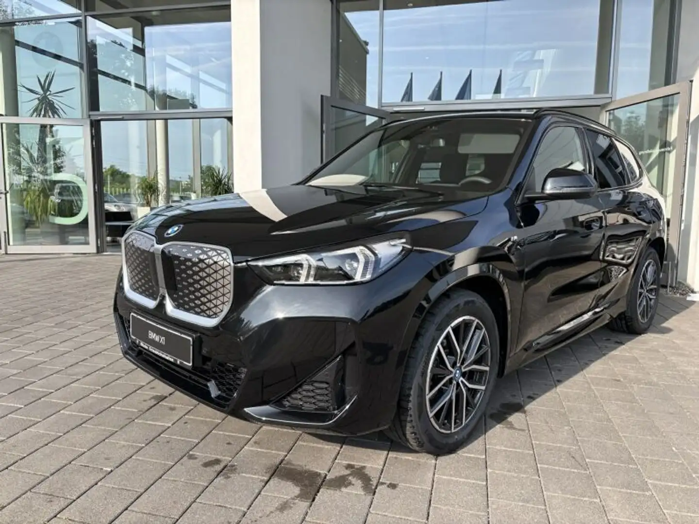 BMW iX1 edrive20 M-Sport - KURZFRISTIG ÜBER 29% RABATT NUR Schwarz - 1