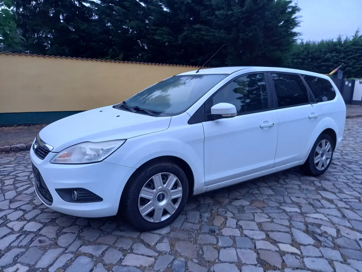 Ford Focus Focus Turnier Diesel 1.6 TDCi DPF Fun, Klima Weiß - 1