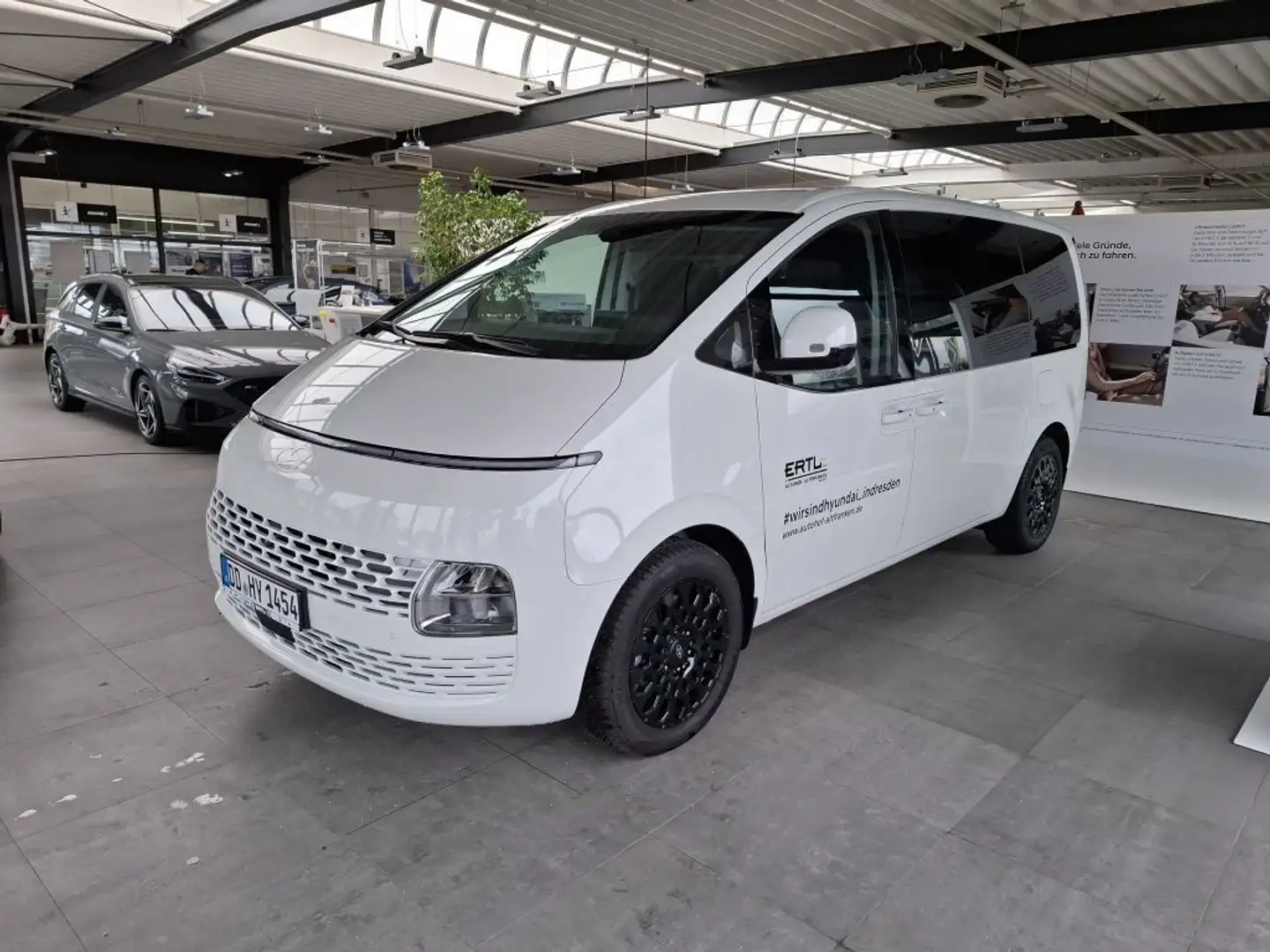 Hyundai STARIA 1.6 T-GDI HEV Trend Weiß - 2