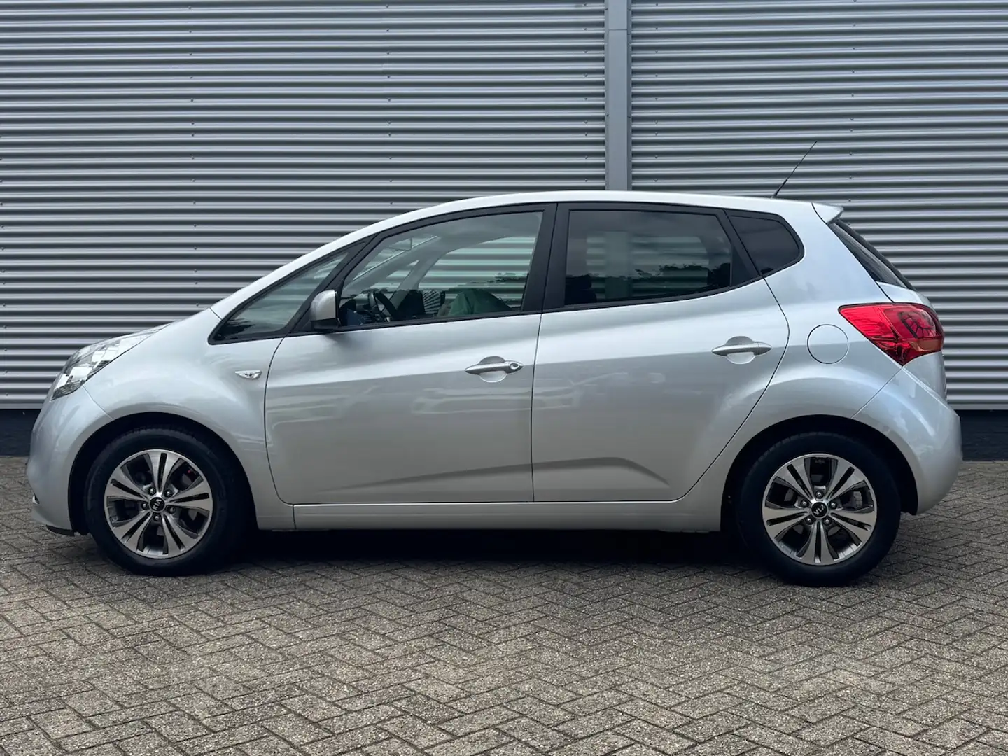 Kia Venga 1.6 CVVT 125pk Aut DynamicPlusLine | Trekhaak | Na Grijs - 2
