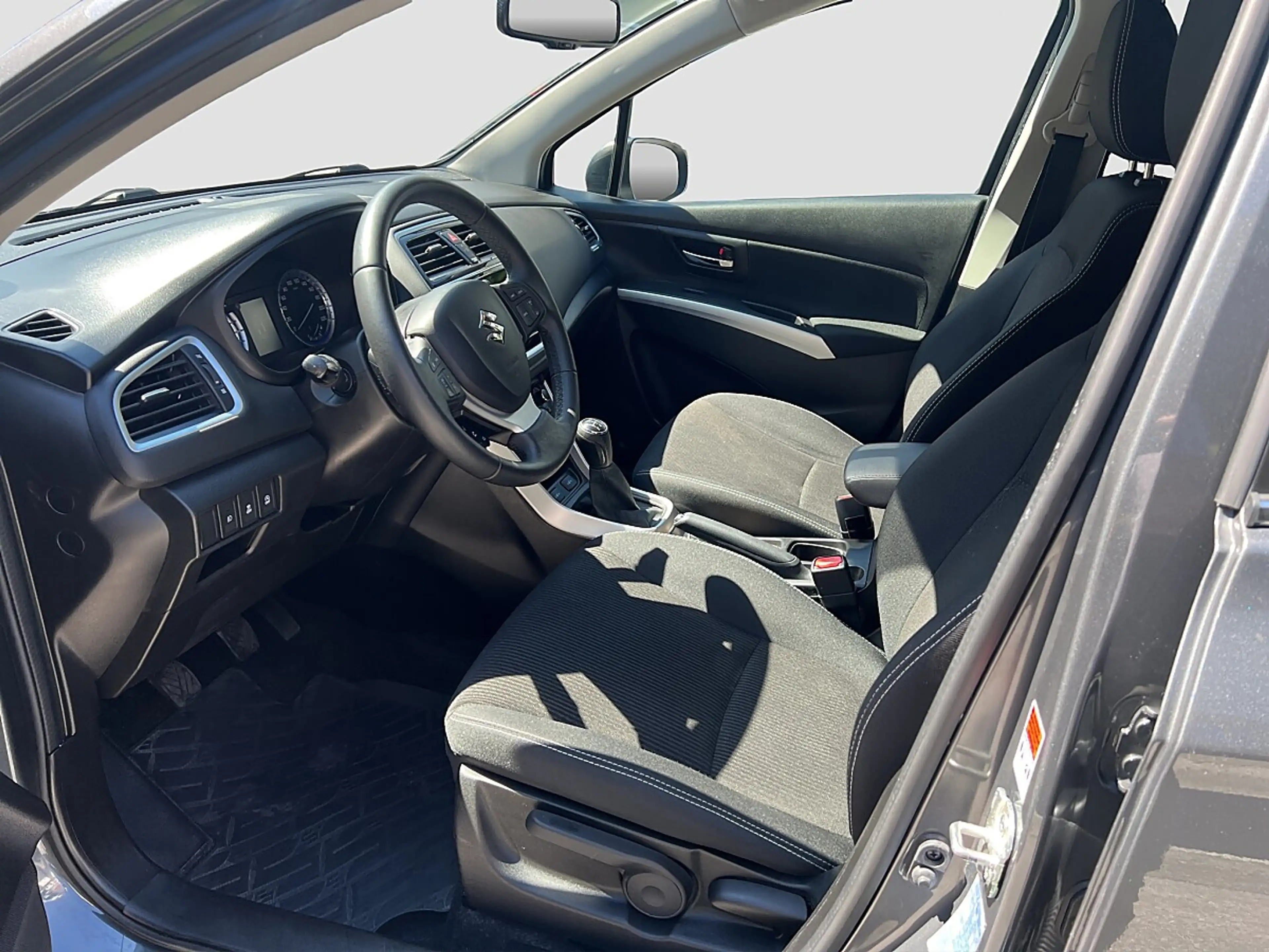 Suzuki SX4 S-Cross 1,0 DITC 4WD shine — photo 11