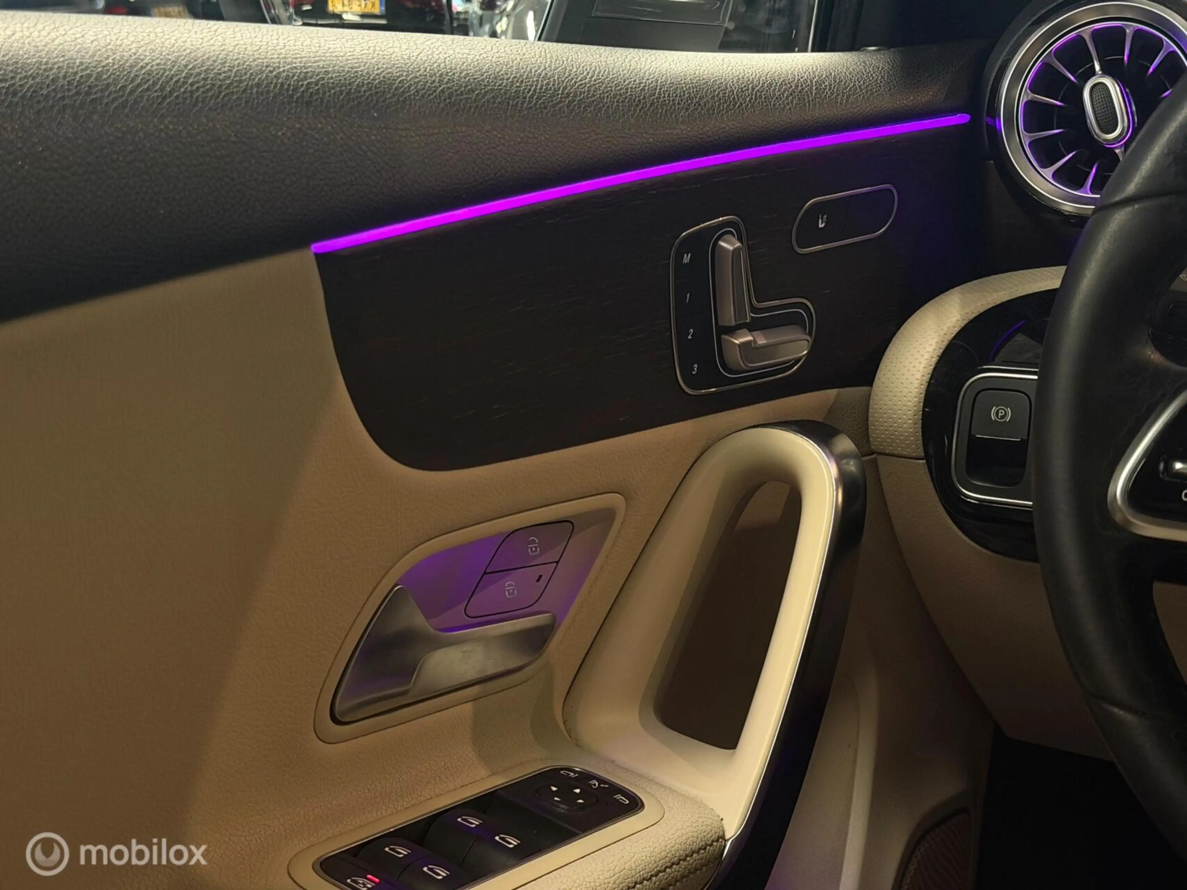Mercedes-Benz A 200 Premium Panorama/Burmester/HUD/Memory — photo 27