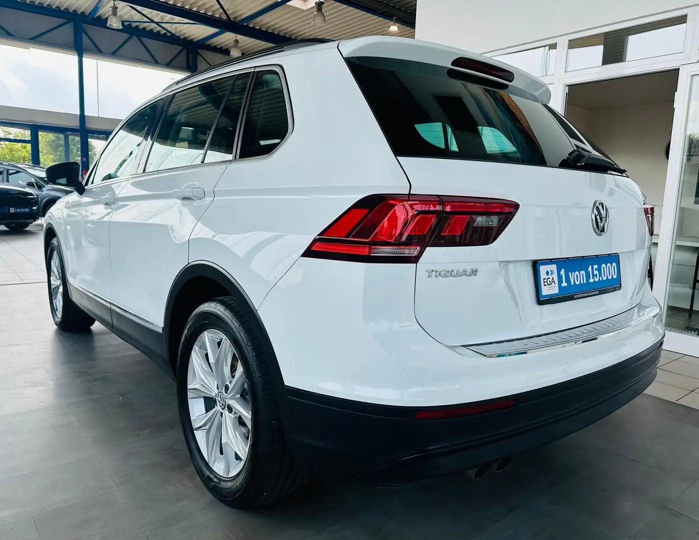 Volkswagen Tiguan 1.5TSI Comfortline Nav LED Virtual elek.HK Wit - 2