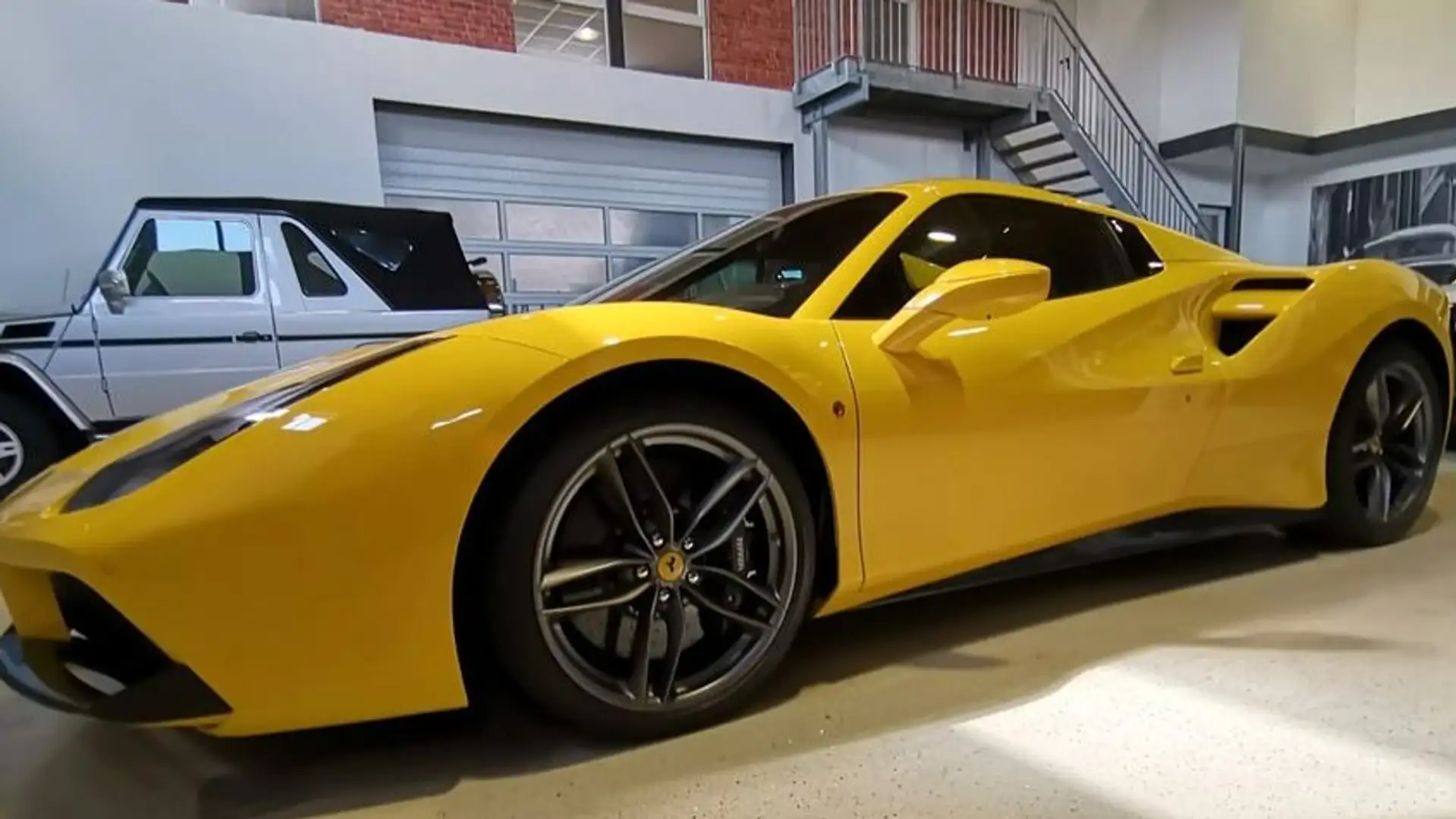 Ferrari 488 Spider Amarillo - 1