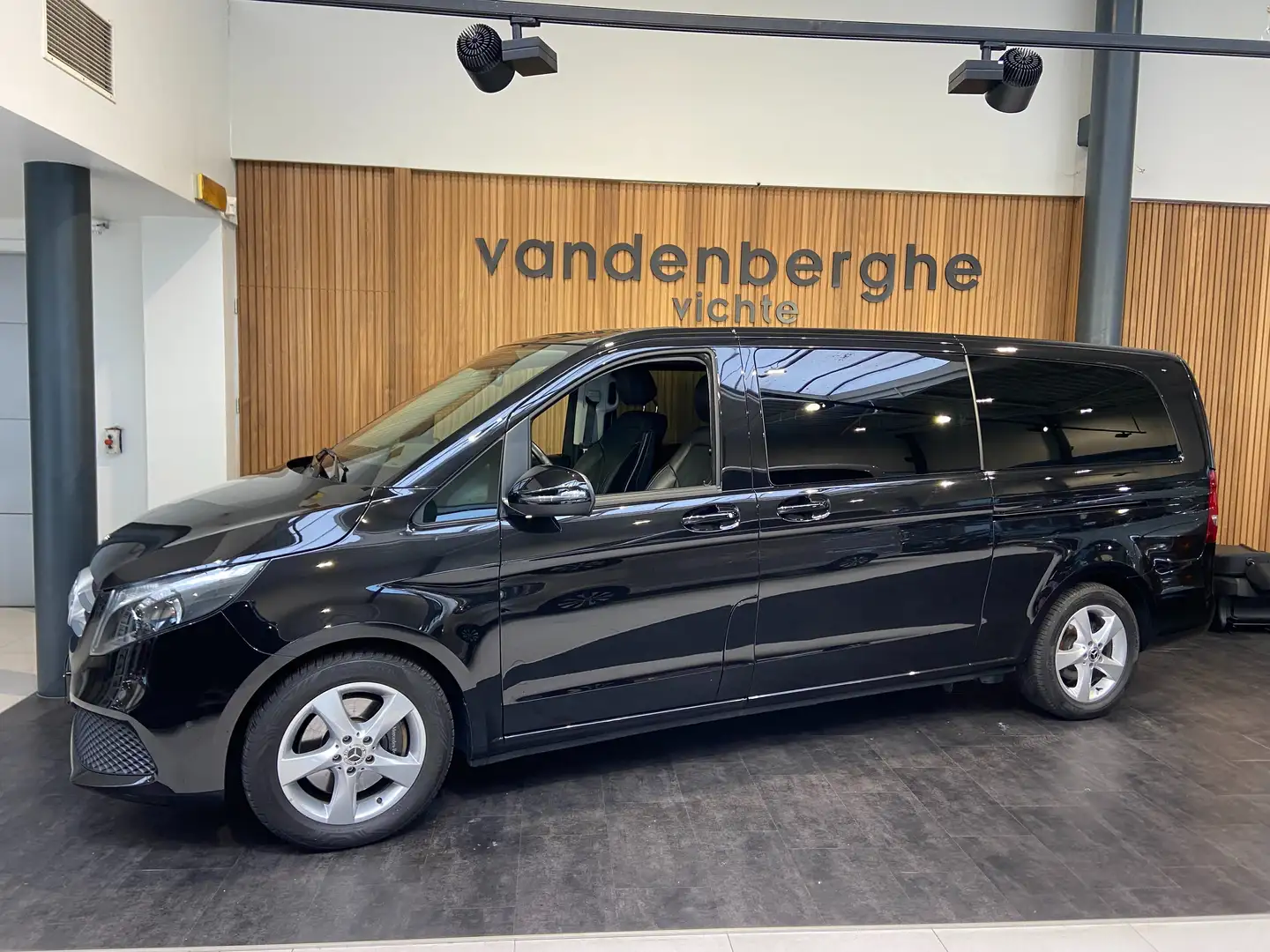 Mercedes-Benz V 220 9G-TRONIC Avantgarde leder 7/8 zitpl navi Noir - 1