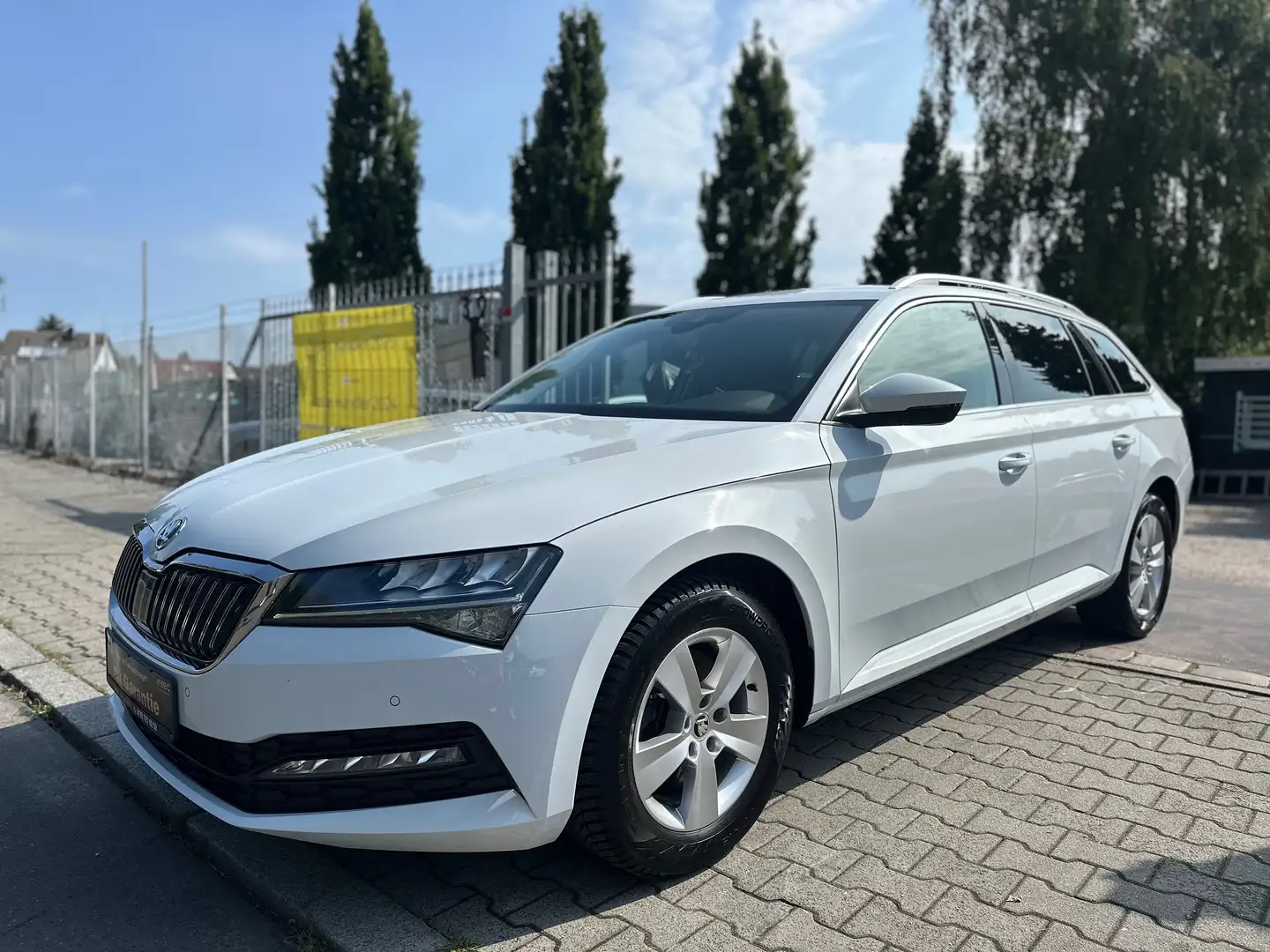 Skoda Superb Ambition,AUTOMATIK,VIRTUAL COCKPIT,LED,KAMERA,TOP! Weiß - 1