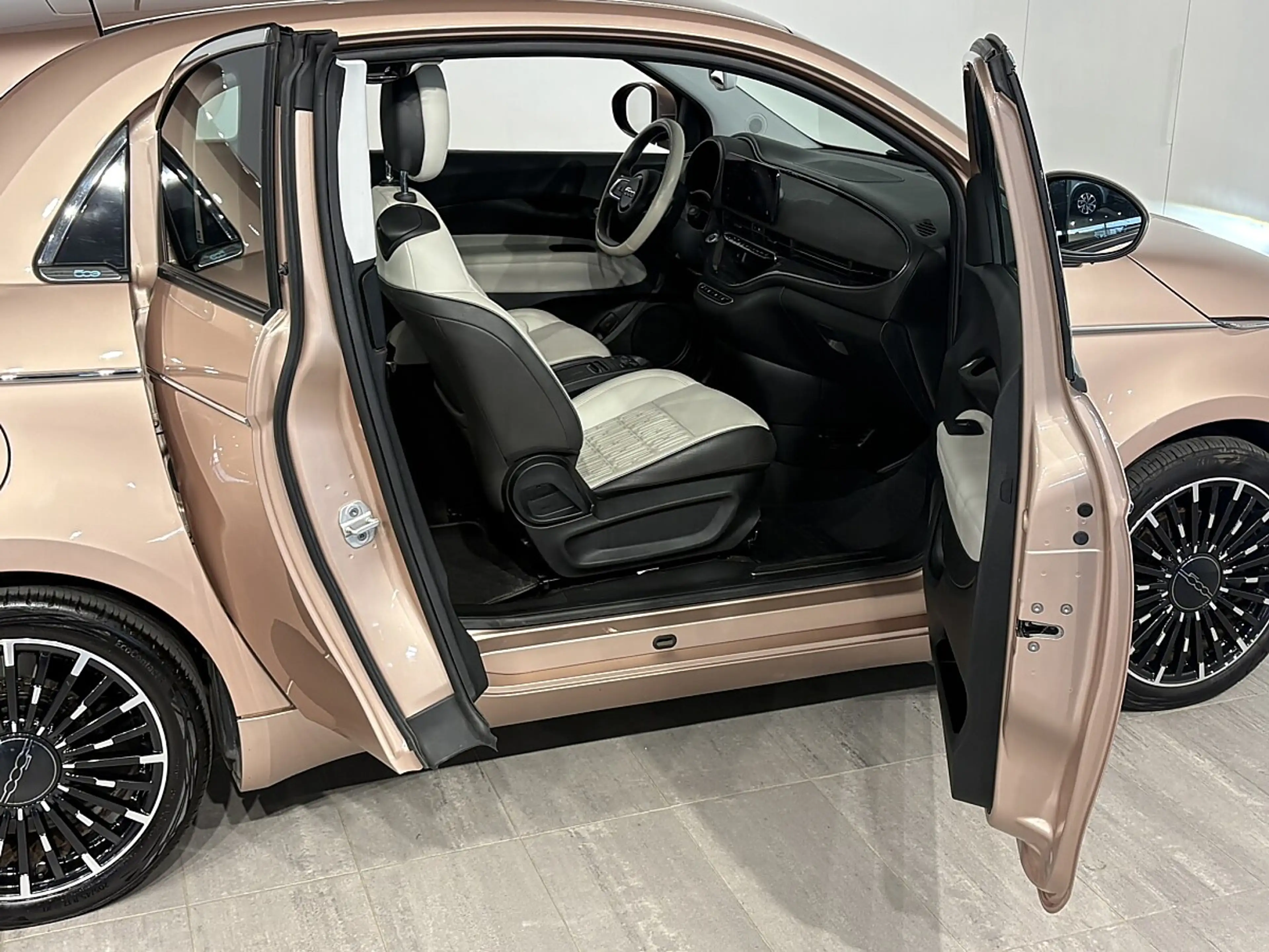 Fiat 500e 500 Elektro La Prima 3+1 42 kWh — photo 9