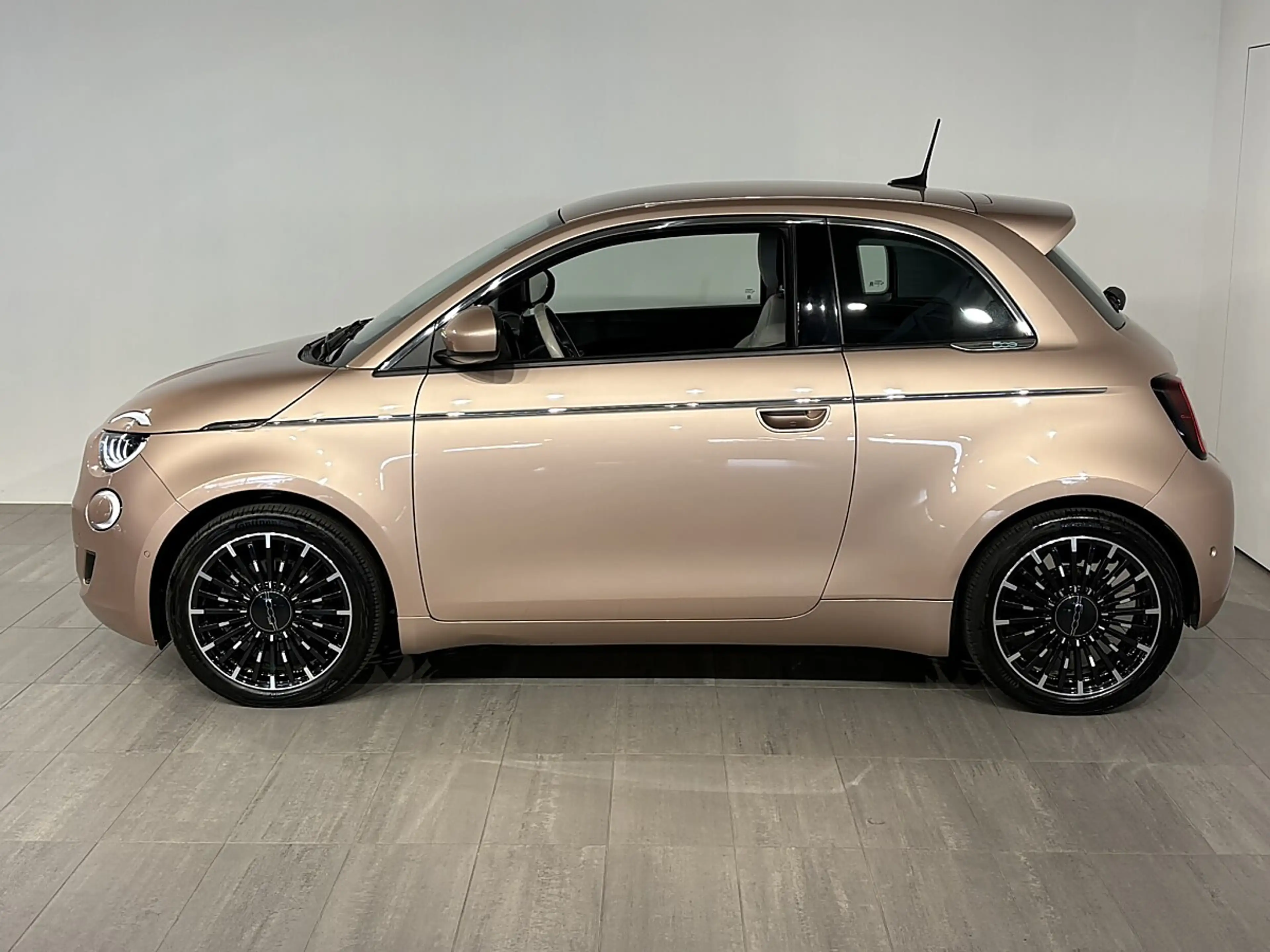 Fiat 500e 500 Elektro La Prima 3+1 42 kWh — photo 4