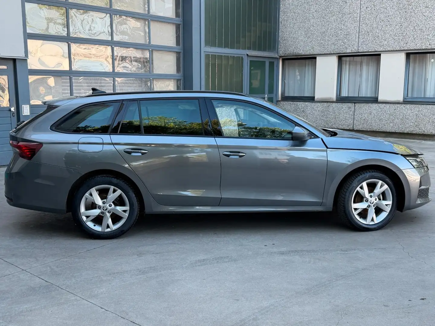 Skoda Octavia Combi 2.0 TDI 110 kW Selection Grau - 2