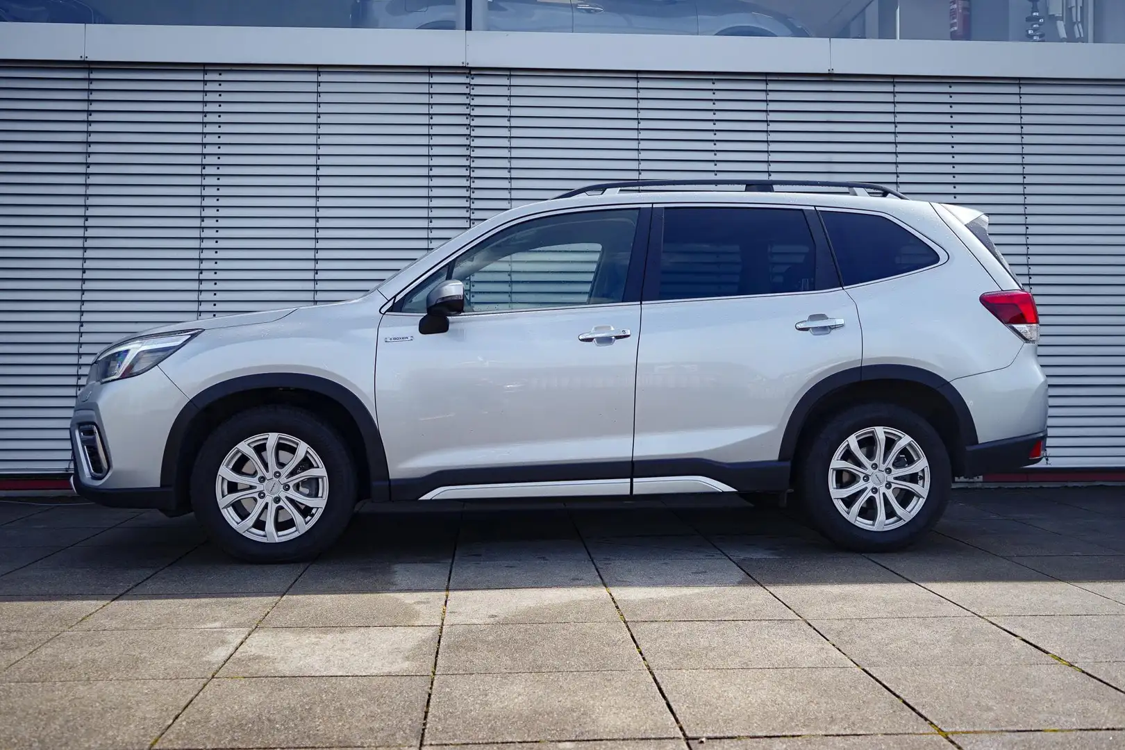 Subaru Forester 2.0i e-BOXER Premium 4x4 | Automaat | Navigatie | Grijs - 2