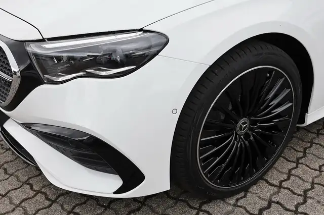 Mercedes-Benz E-Class view 3
