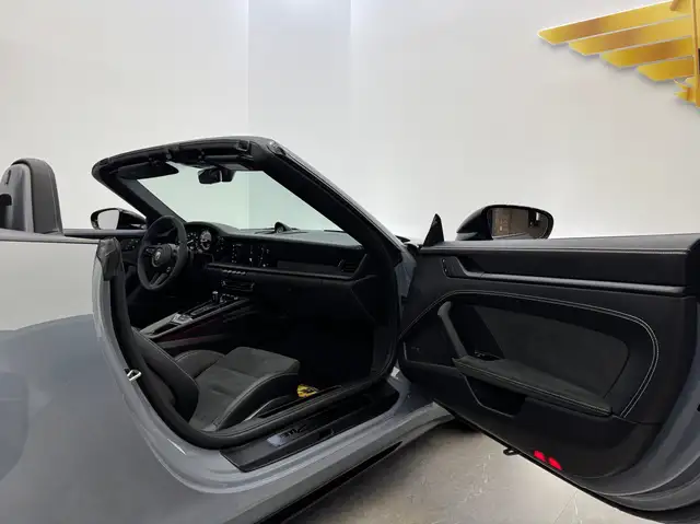 Porsche 911 view 15