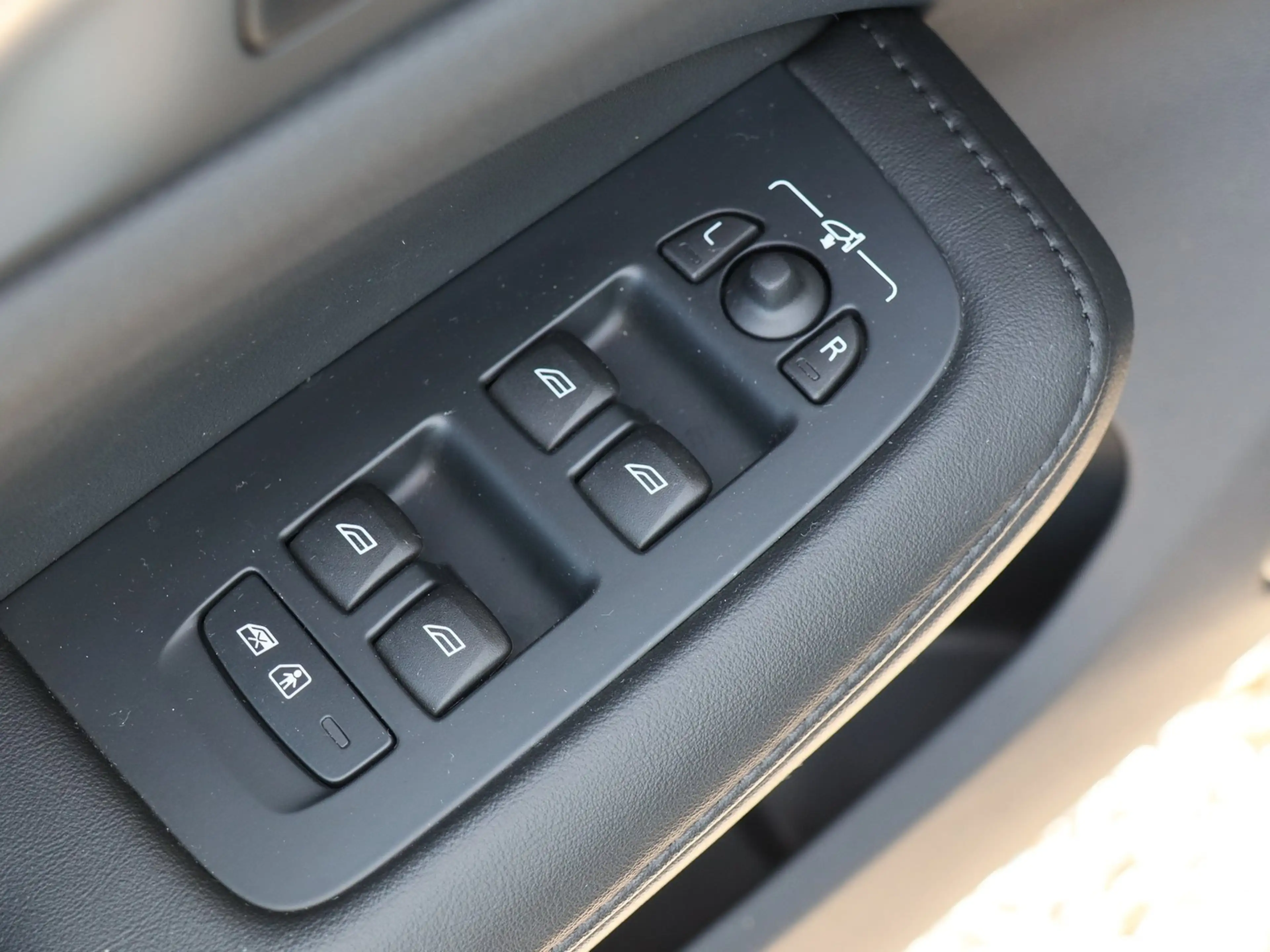 Volvo V60 B4 Benzin Plus Dark Aut. Navi*PDC*LED — photo 14
