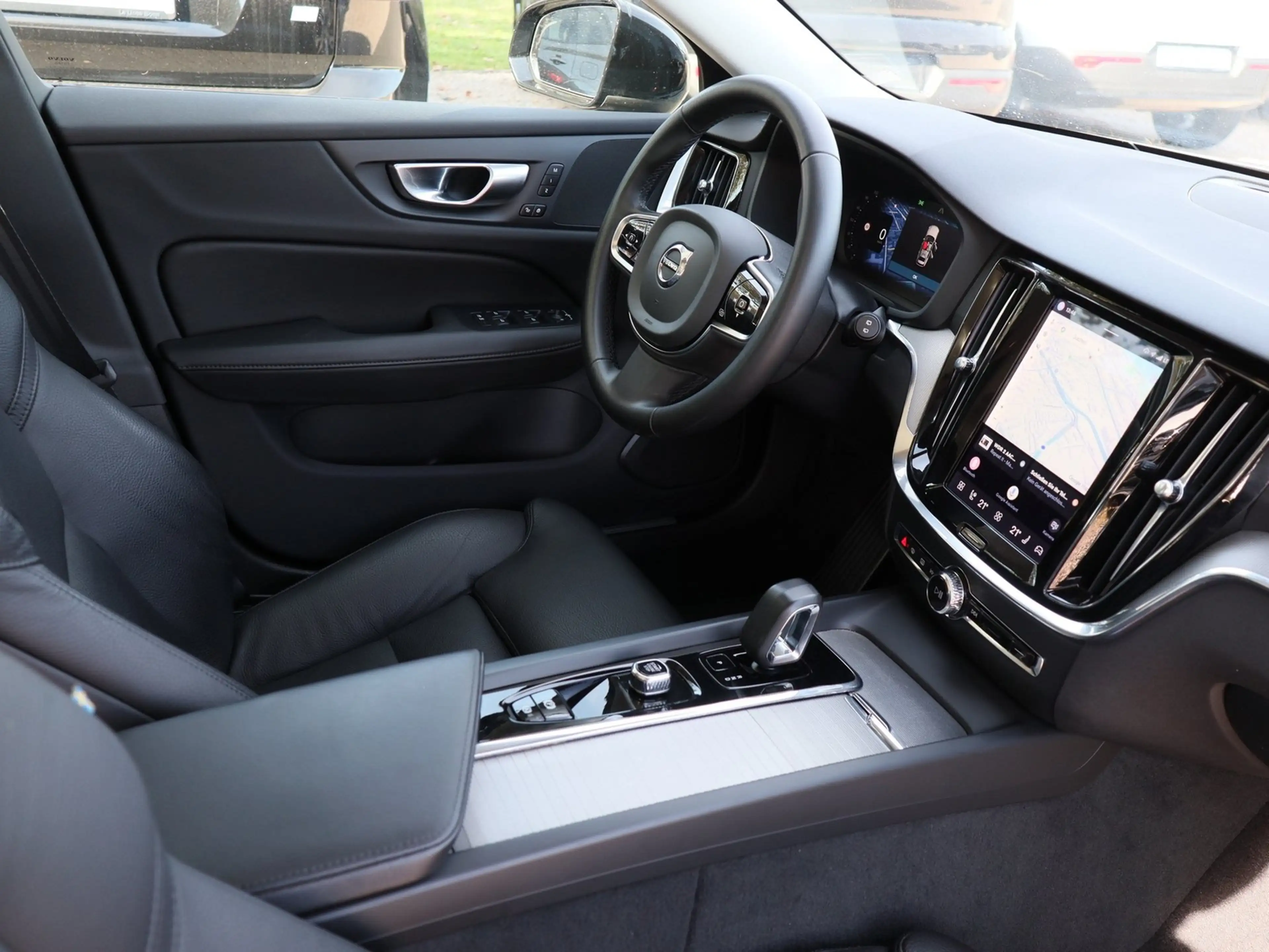 Volvo V60 B4 Benzin Plus Dark Aut. Navi*PDC*LED — photo 3