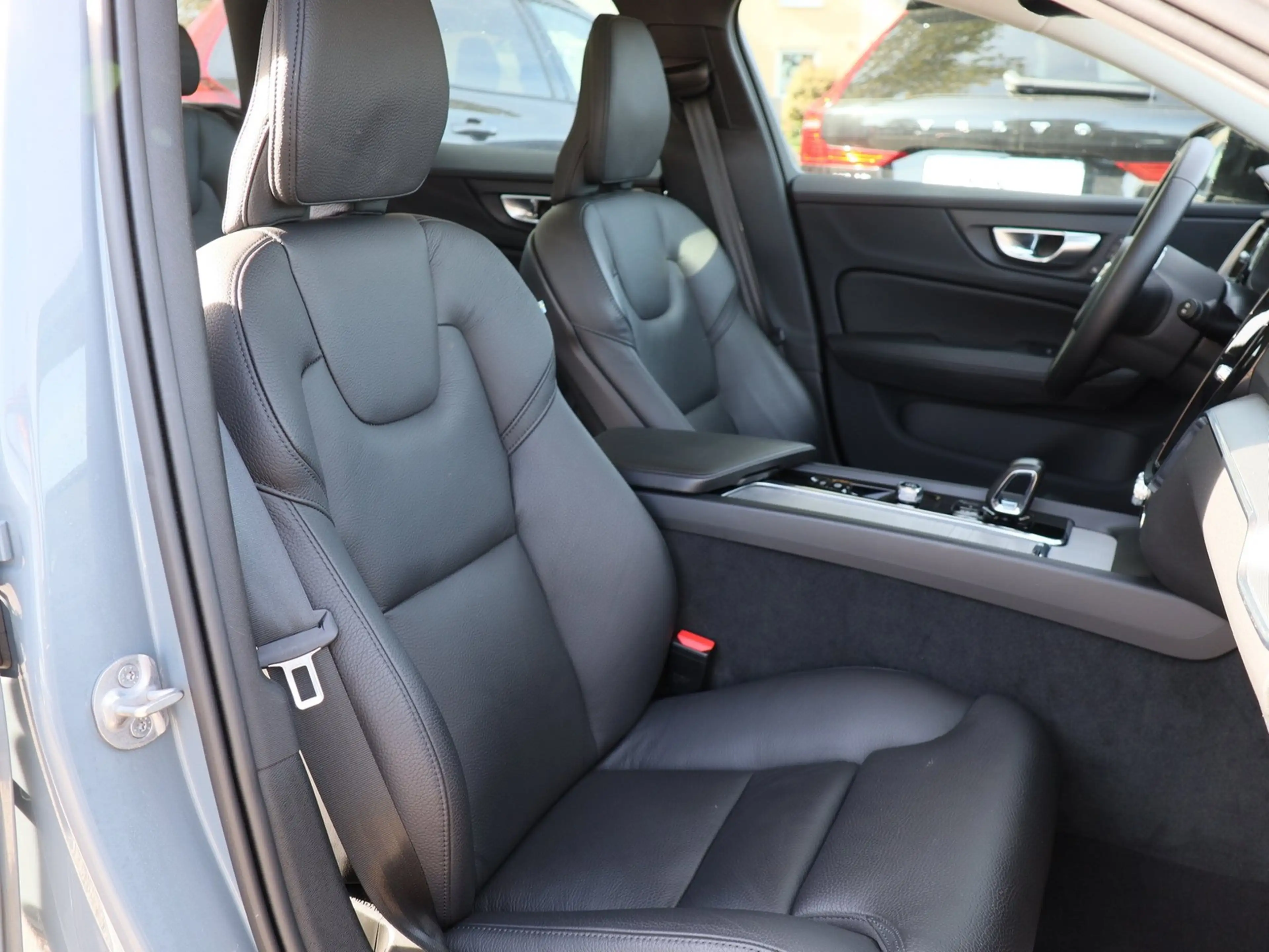 Volvo V60 B4 Benzin Plus Dark Aut. Navi*PDC*LED — photo 6