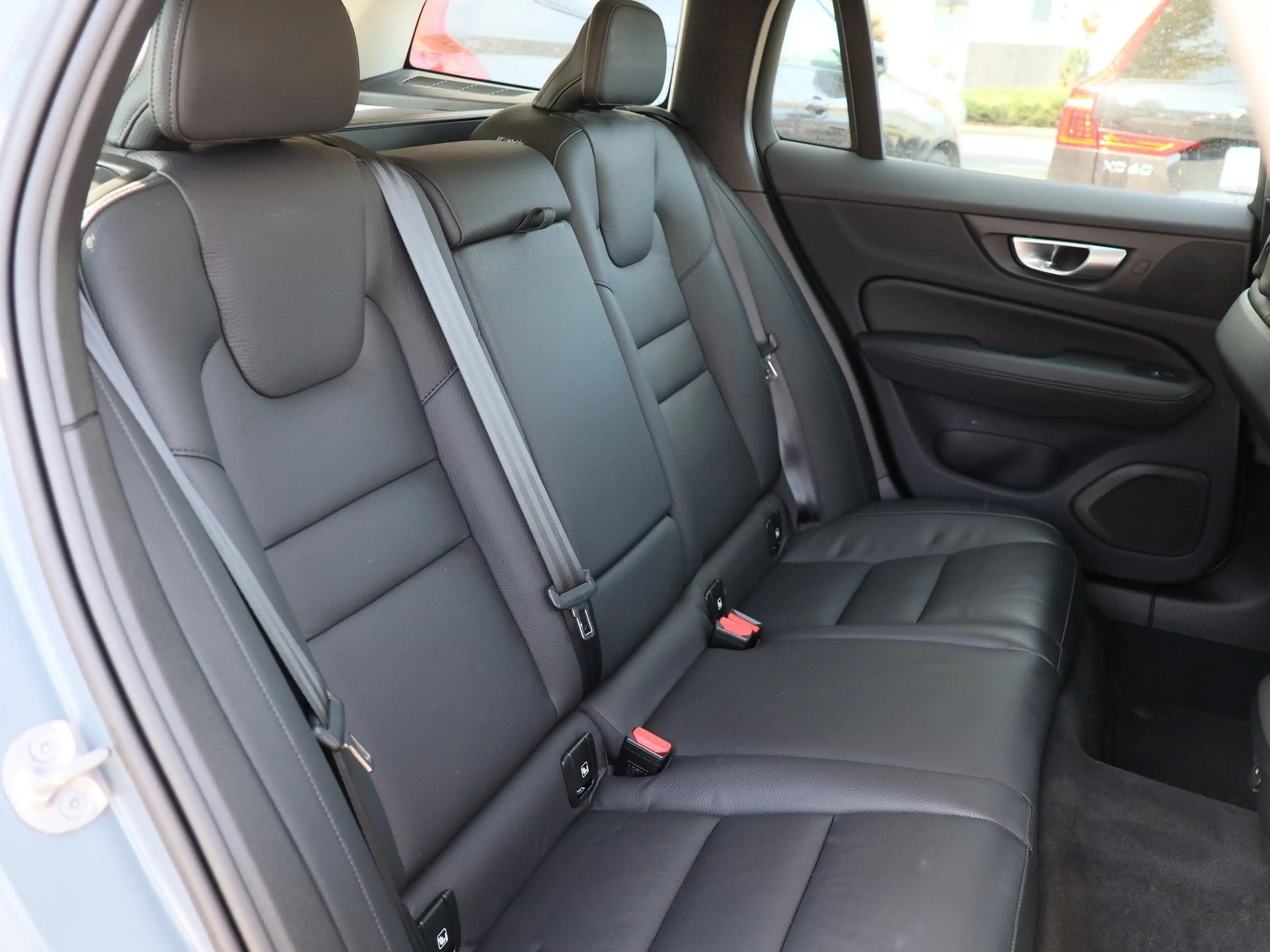 Volvo V60 B4 Benzin Plus Dark Aut. Navi*PDC*LED — photo 4