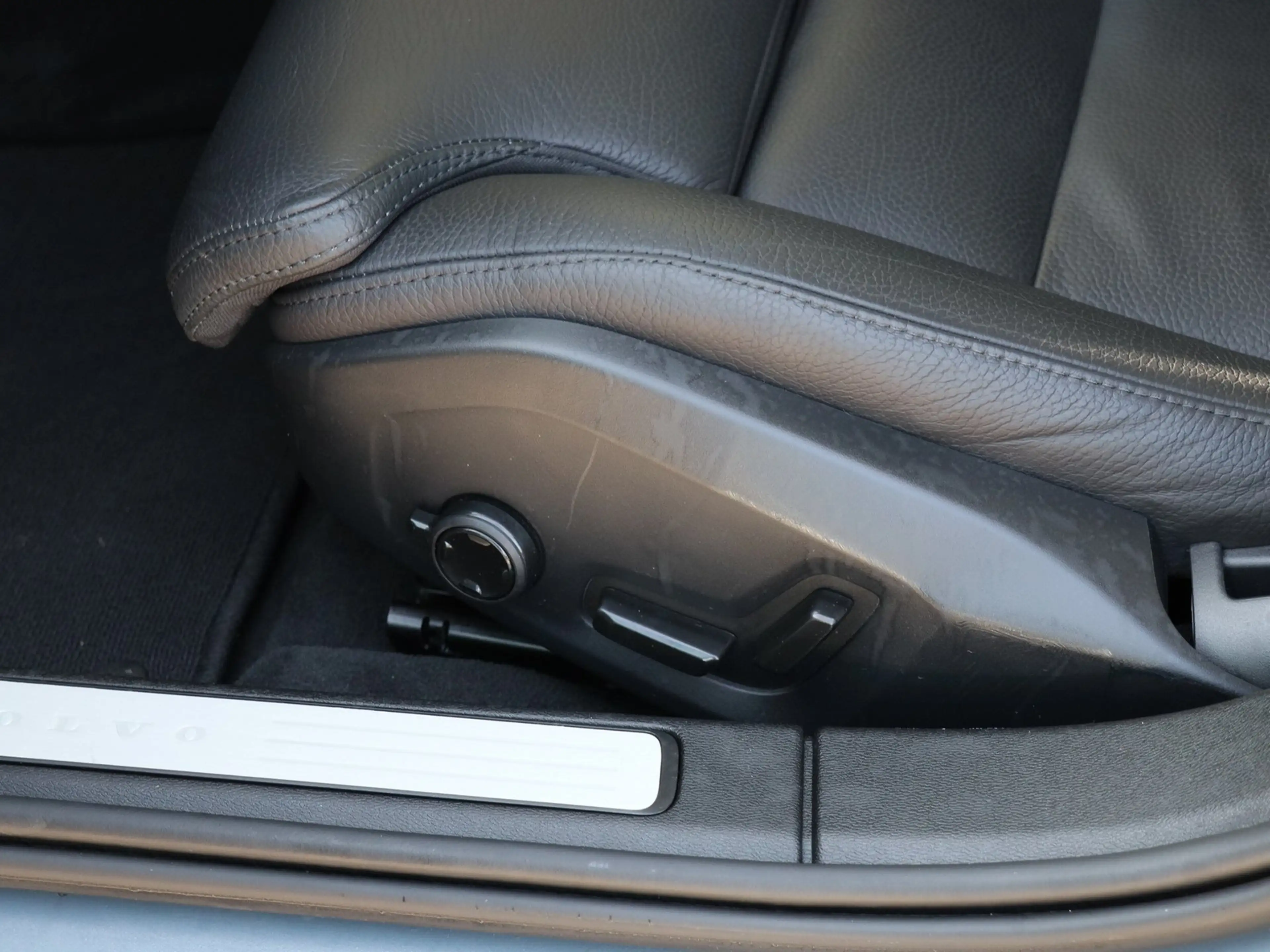 Volvo V60 B4 Benzin Plus Dark Aut. Navi*PDC*LED — photo 13