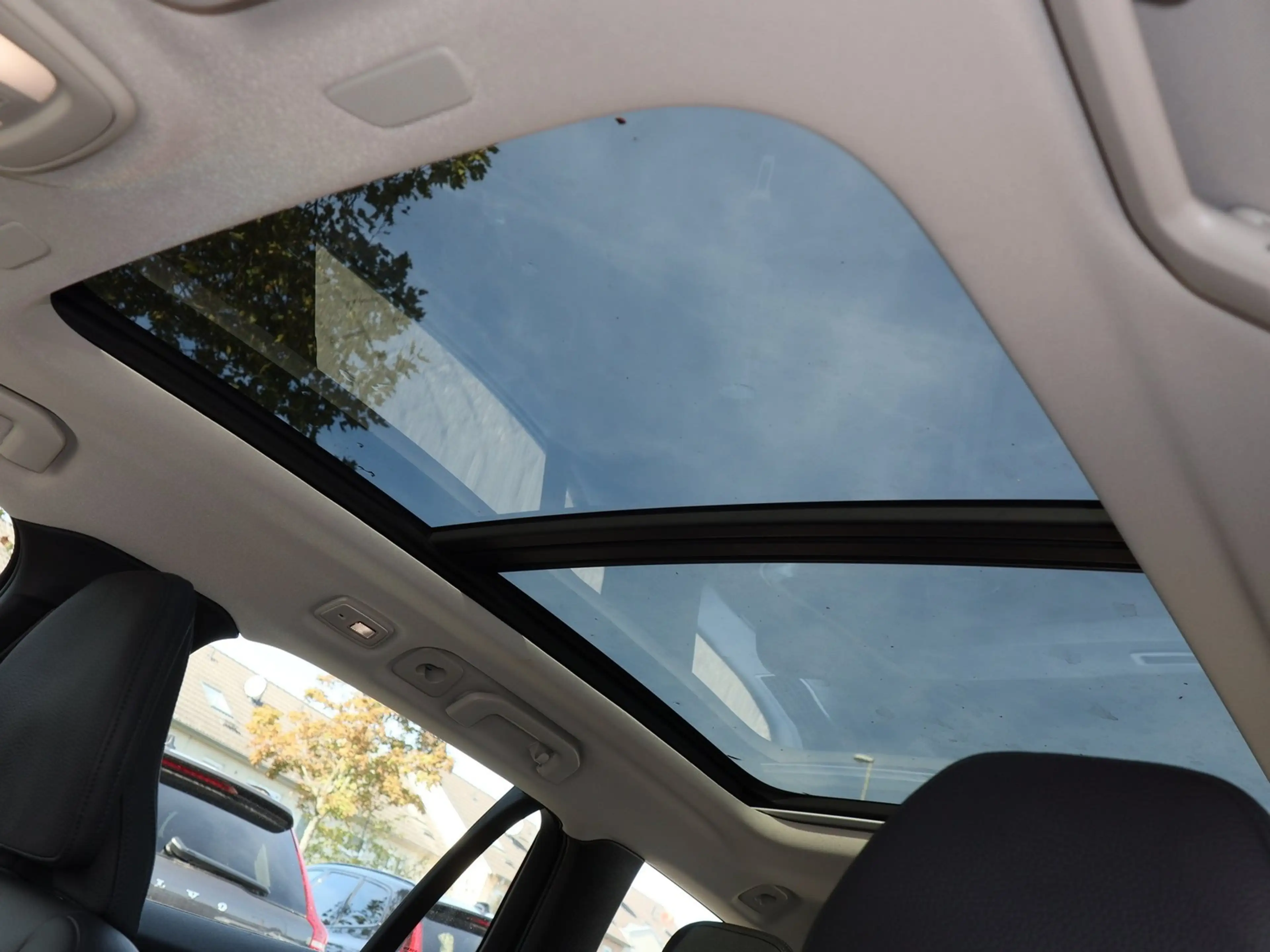 Volvo V60 B4 Benzin Plus Dark Aut. Navi*PDC*LED — photo 11