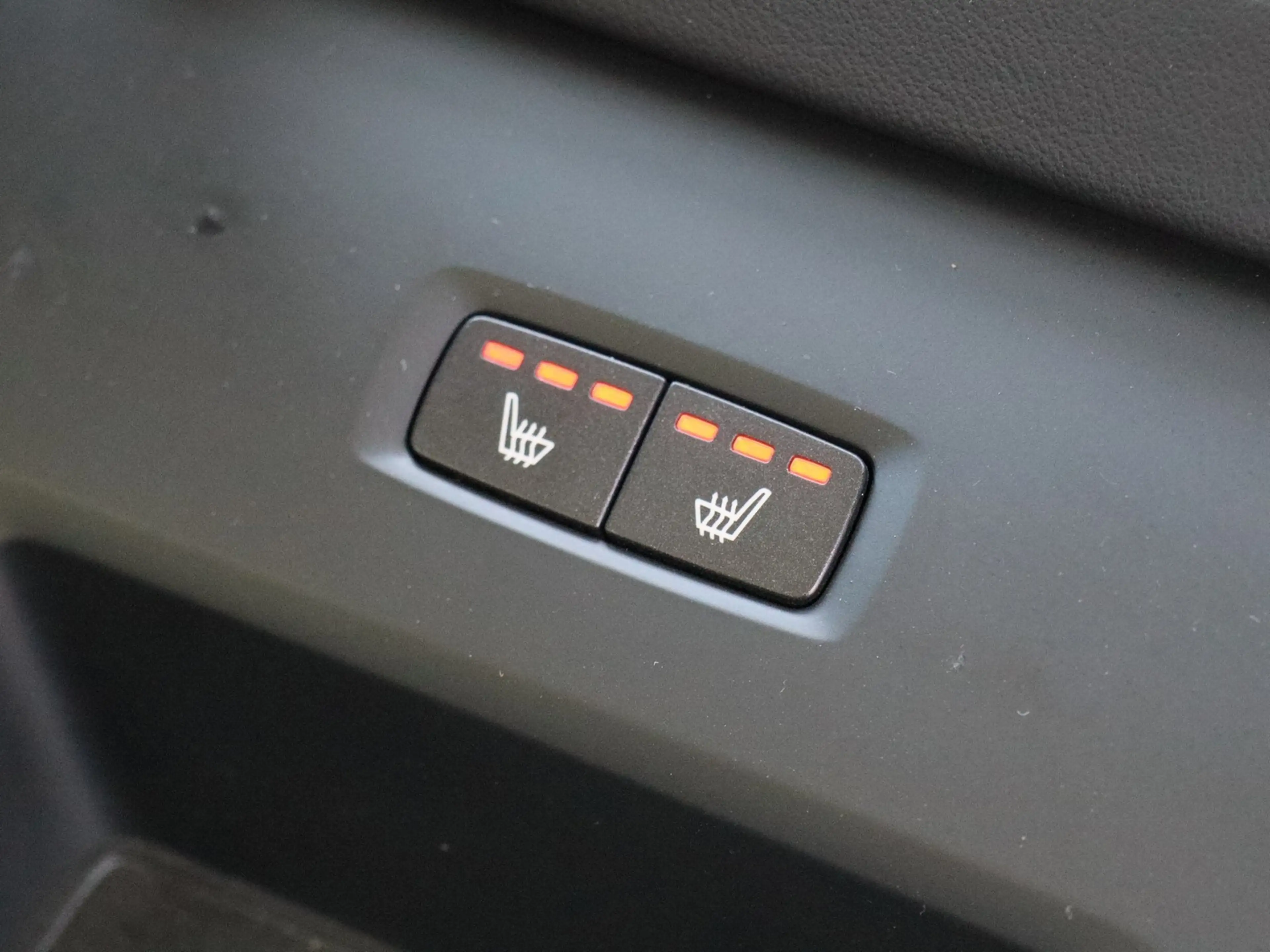 Volvo V60 B4 Benzin Plus Dark Aut. Navi*PDC*LED — photo 15