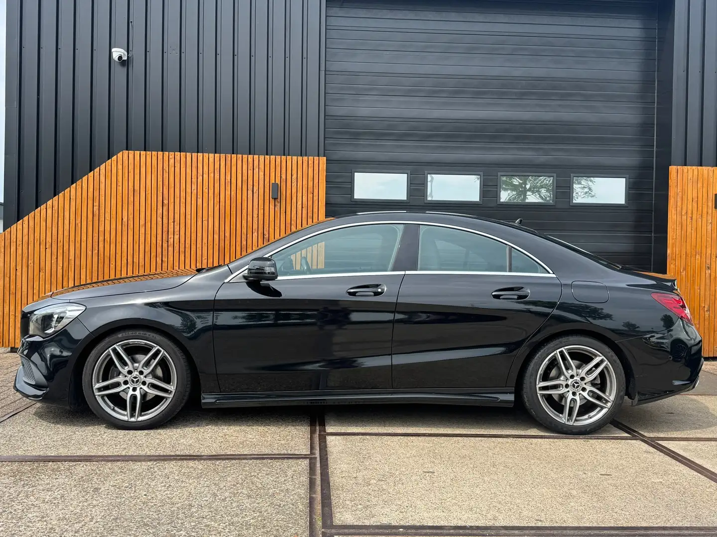 Mercedes-Benz CLA 180 Business Solution AMG Schwarz - 2