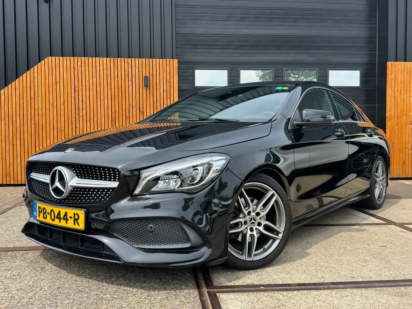 Mercedes-Benz CLA 180 Business Solution AMG Schwarz - 1