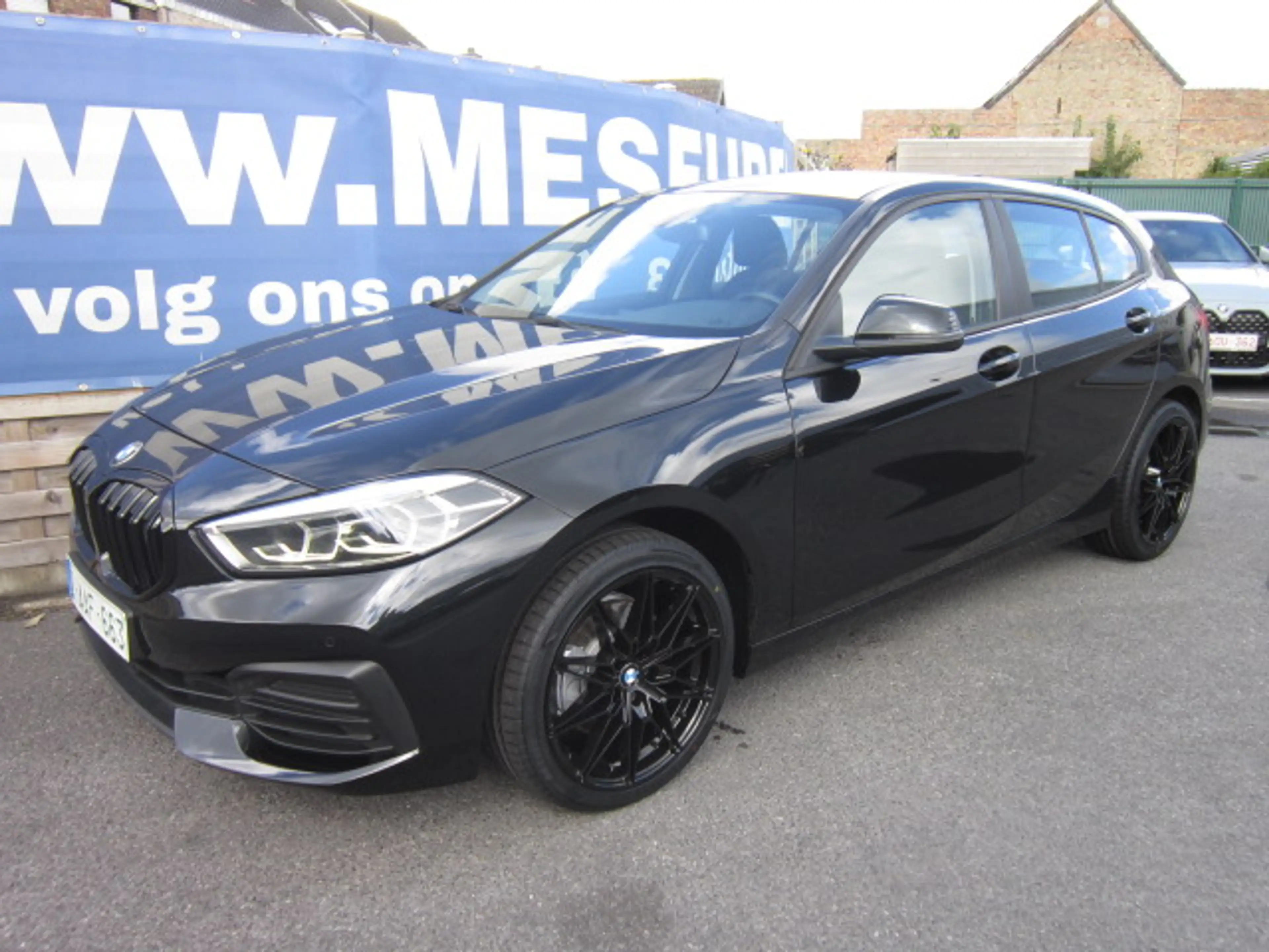 BMW 118 i 18" M-SPORT BLACK + PROF NAVI + ZETELVERWARMING + CARPLAY