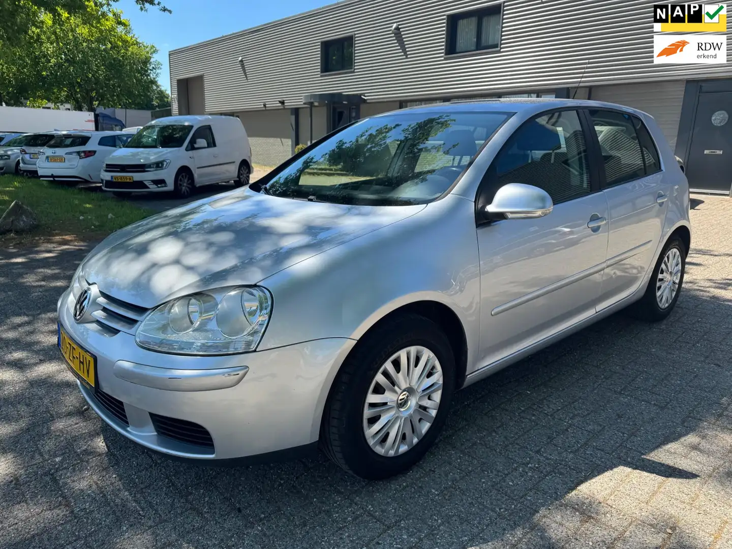 Volkswagen Golf 1.6 Optive 4 Gris - 1